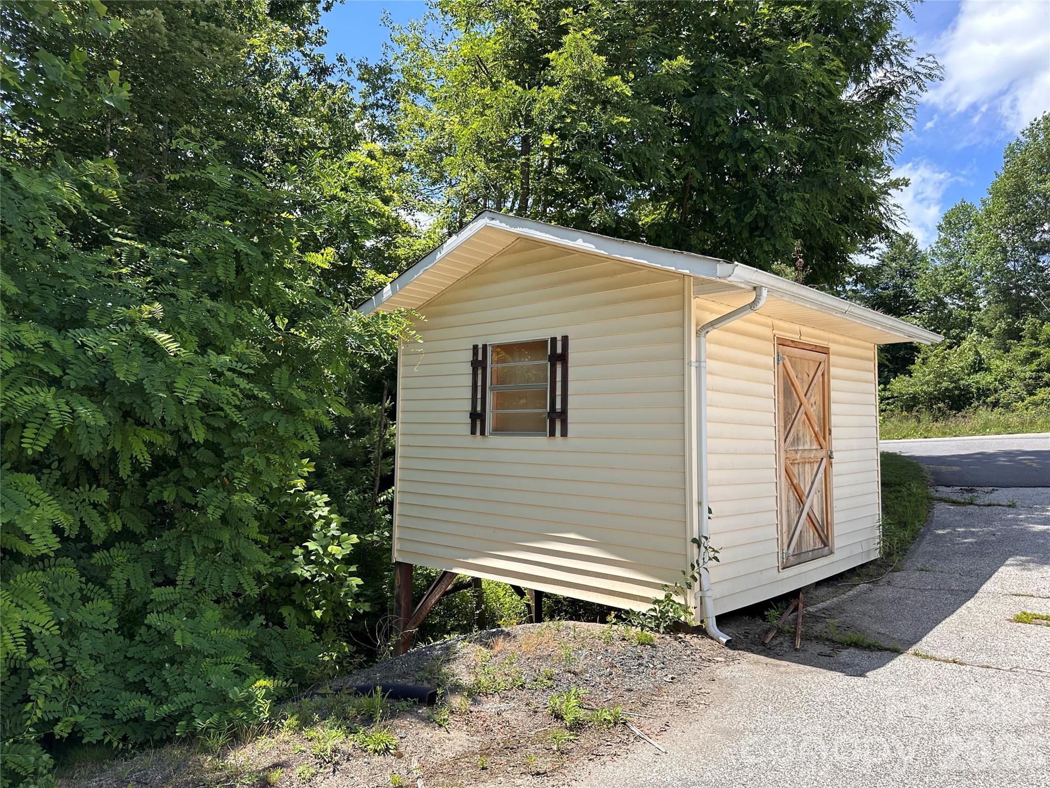 422 US Highway 19E Highway — Spruce Pine