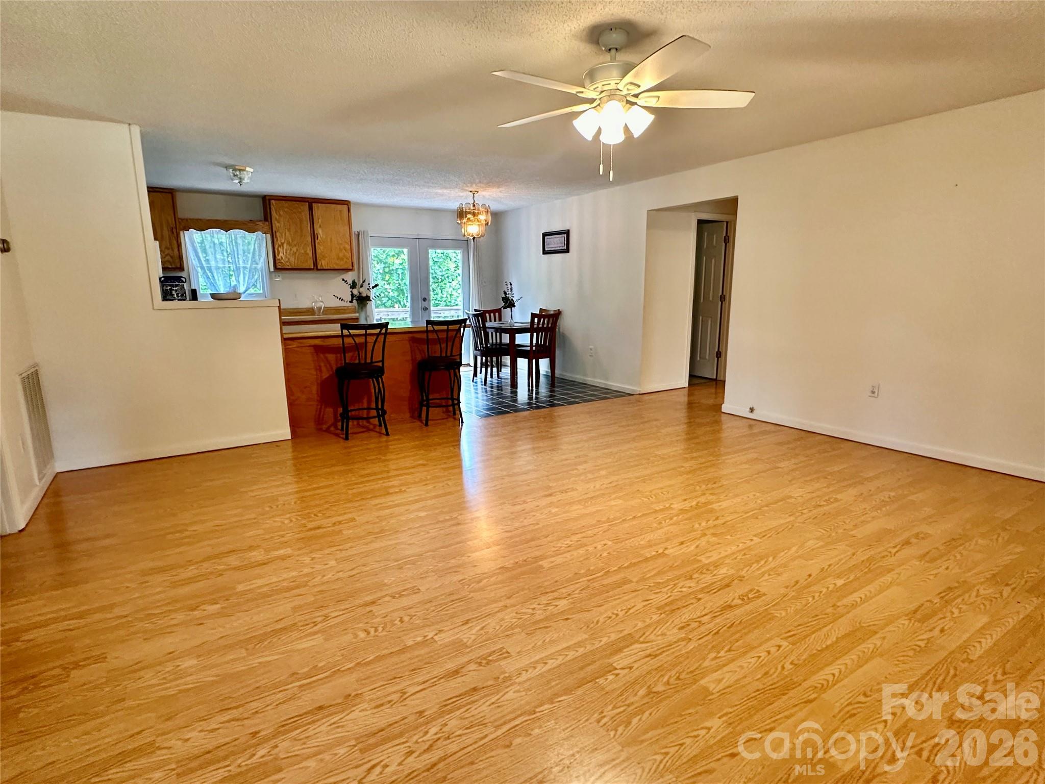 422 US Highway 19E Highway — Spruce Pine