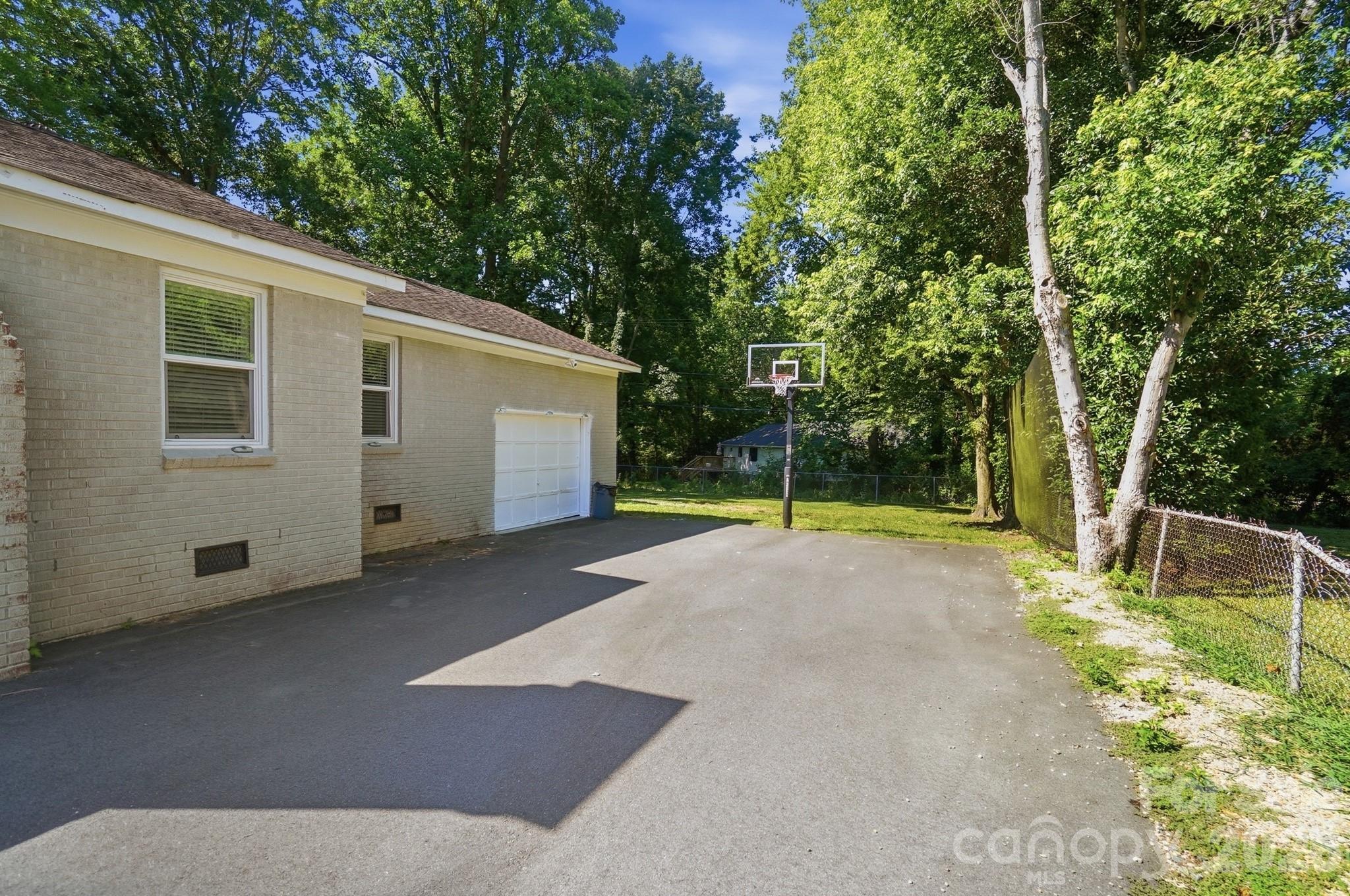 1816 Northcliff Drive — Charlotte