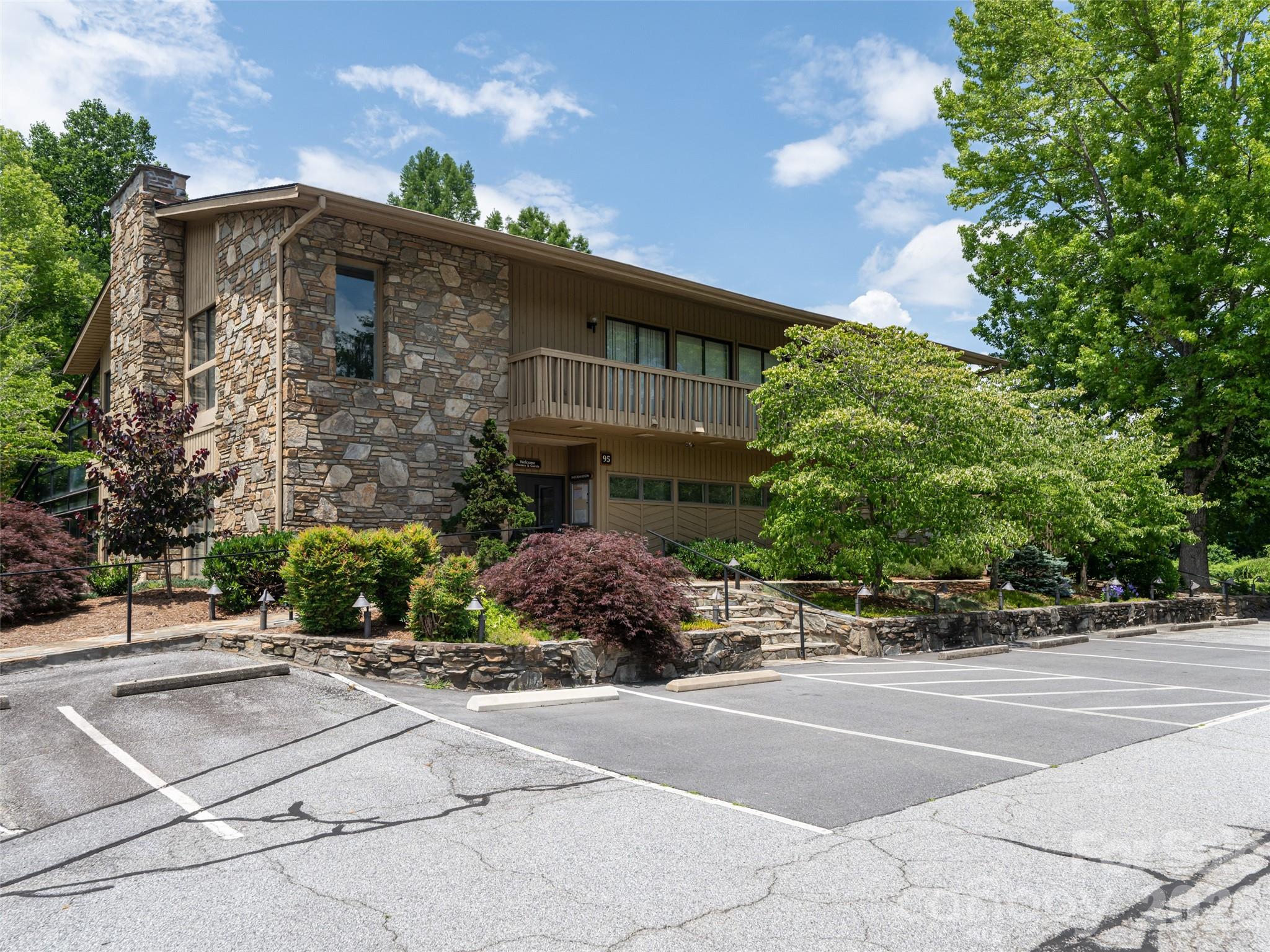 112 Live Oak Lane — Hendersonville