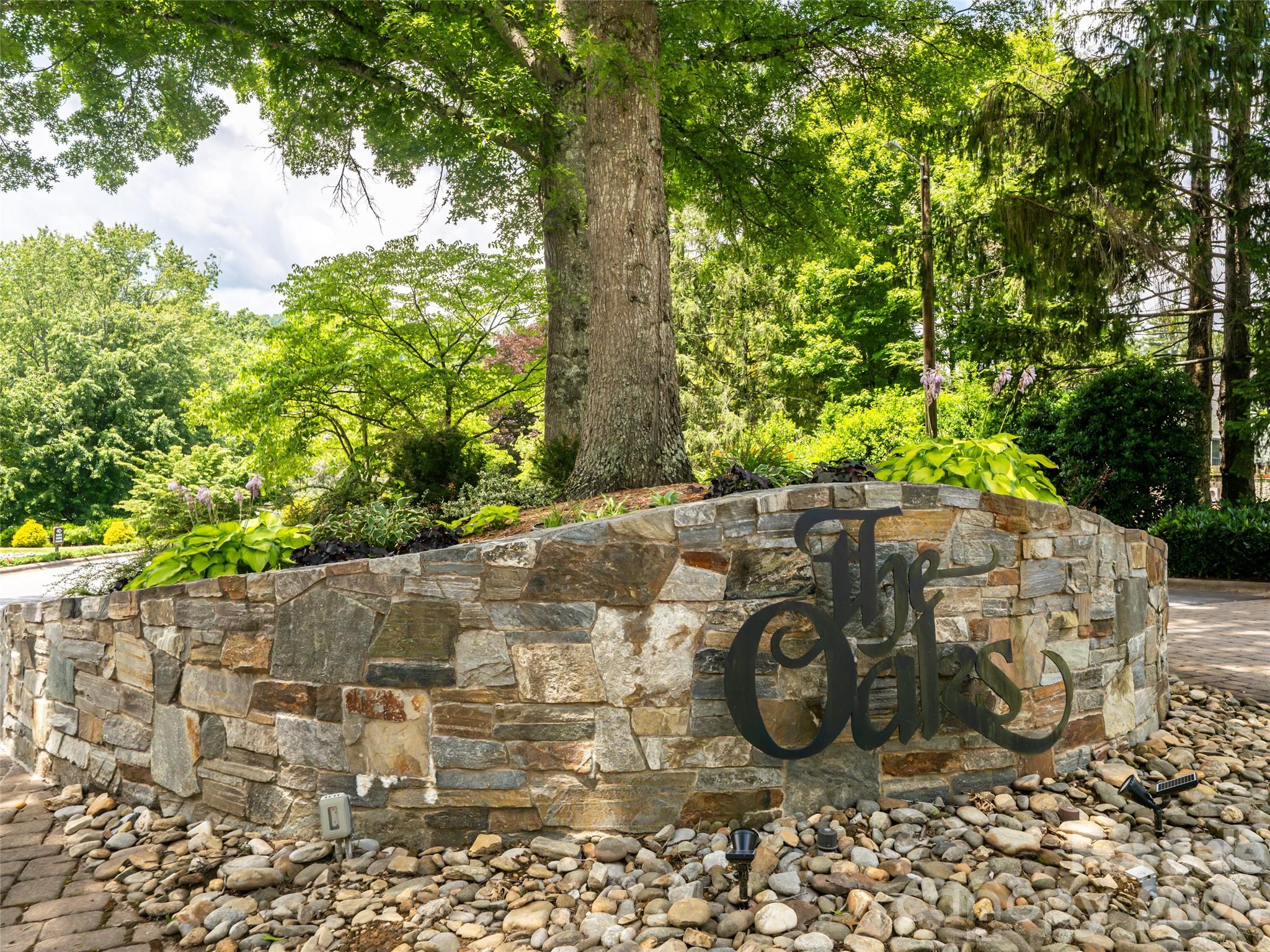 112 Live Oak Lane — Hendersonville