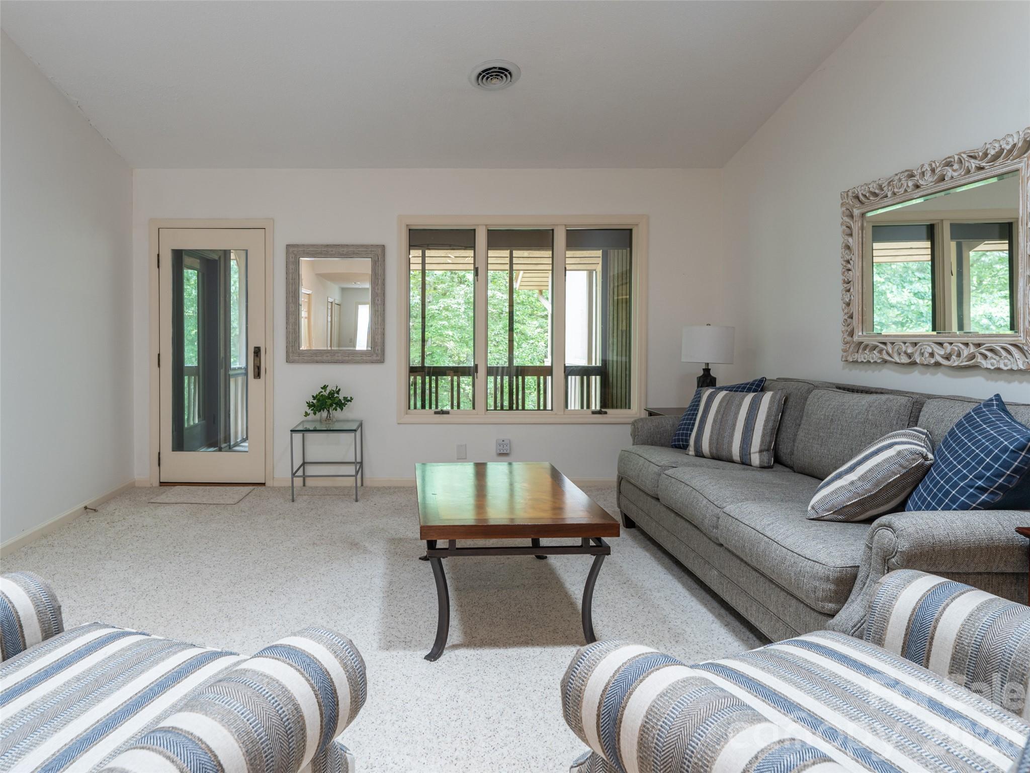112 Live Oak Lane — Hendersonville