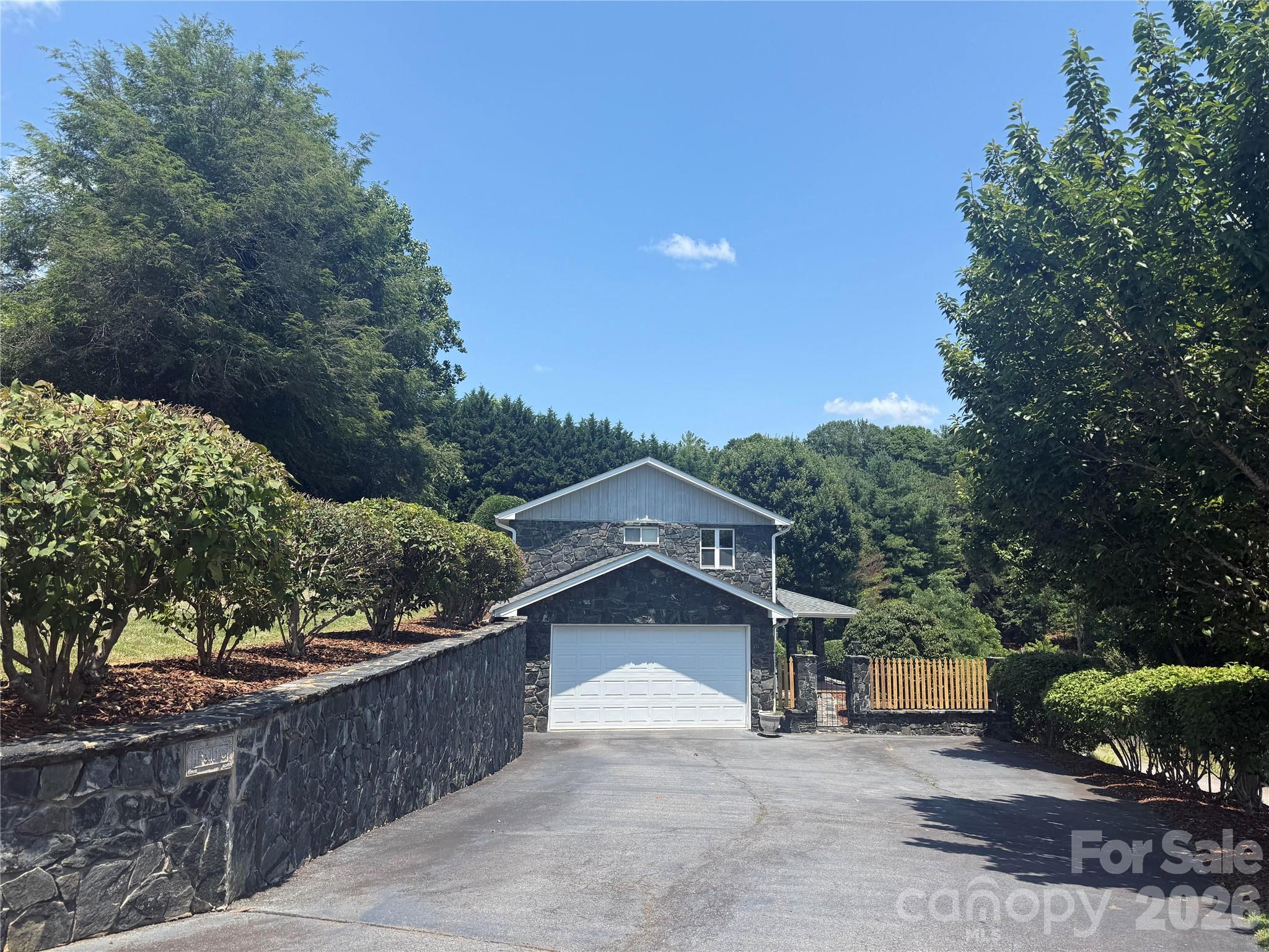 195 Oak Lane — Mars Hill