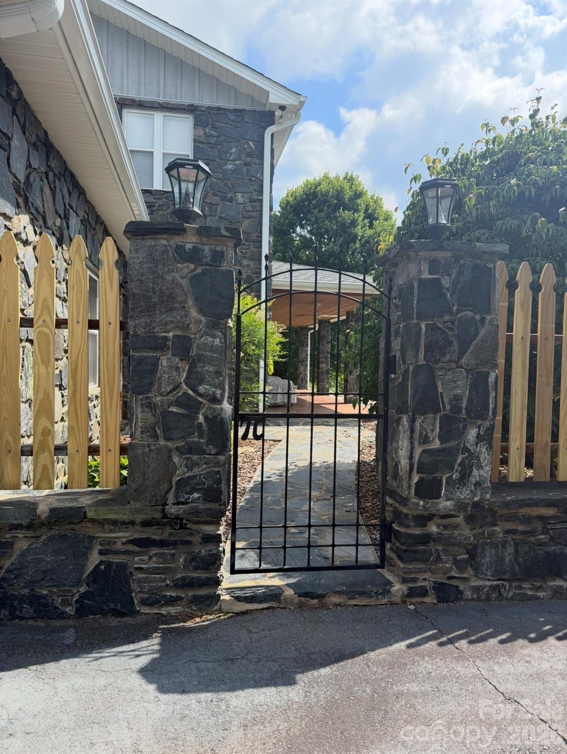 195 Oak Lane — Mars Hill