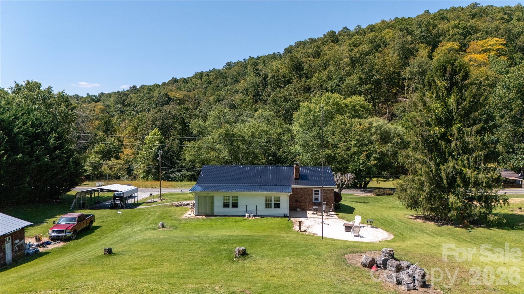 1424 Bear Creek Road — Bakersville
