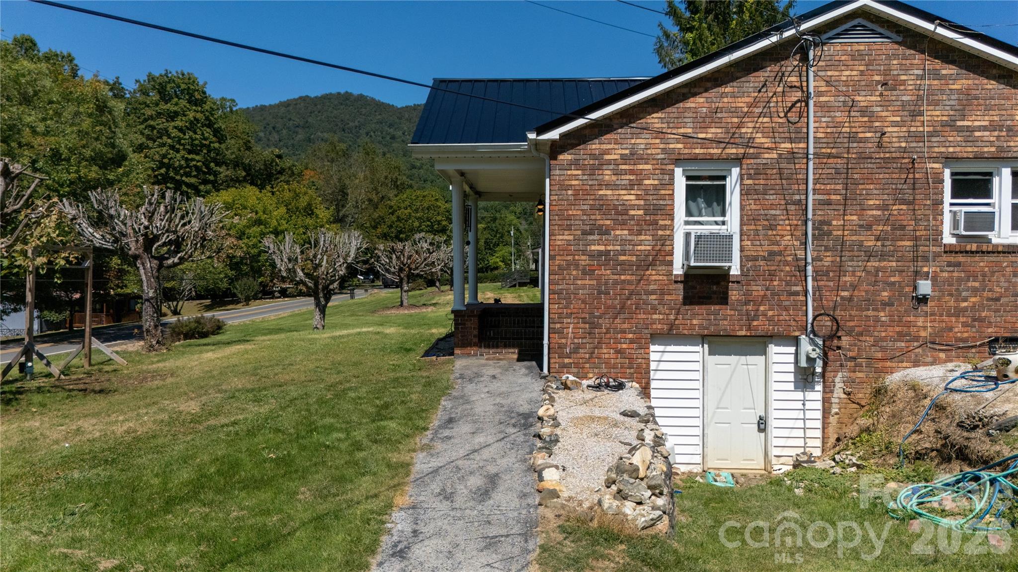 1424 Bear Creek Road — Bakersville