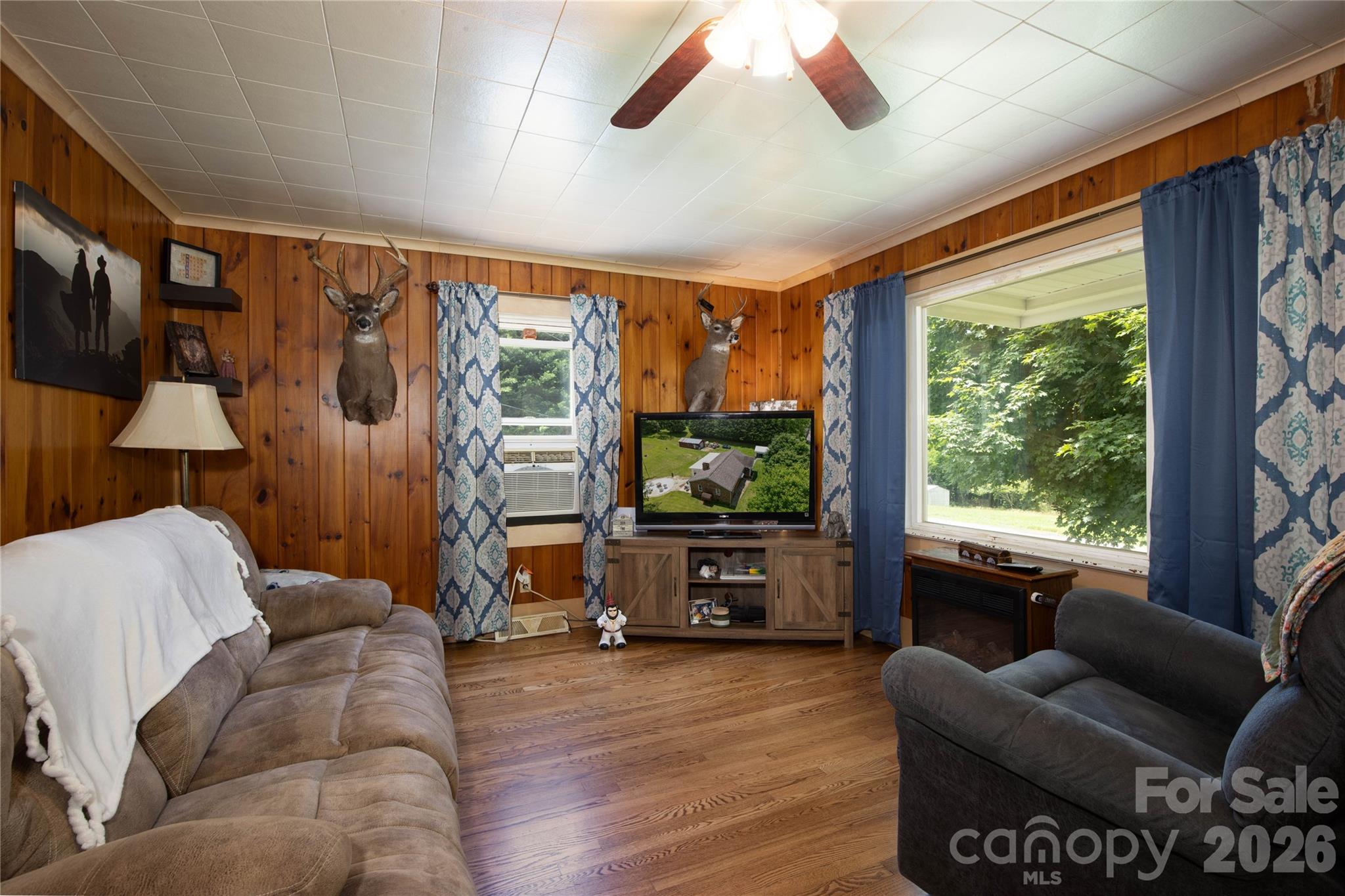1424 Bear Creek Road — Bakersville