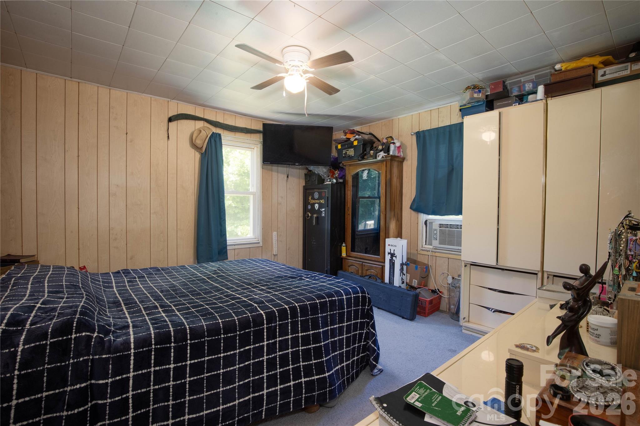1424 Bear Creek Road — Bakersville
