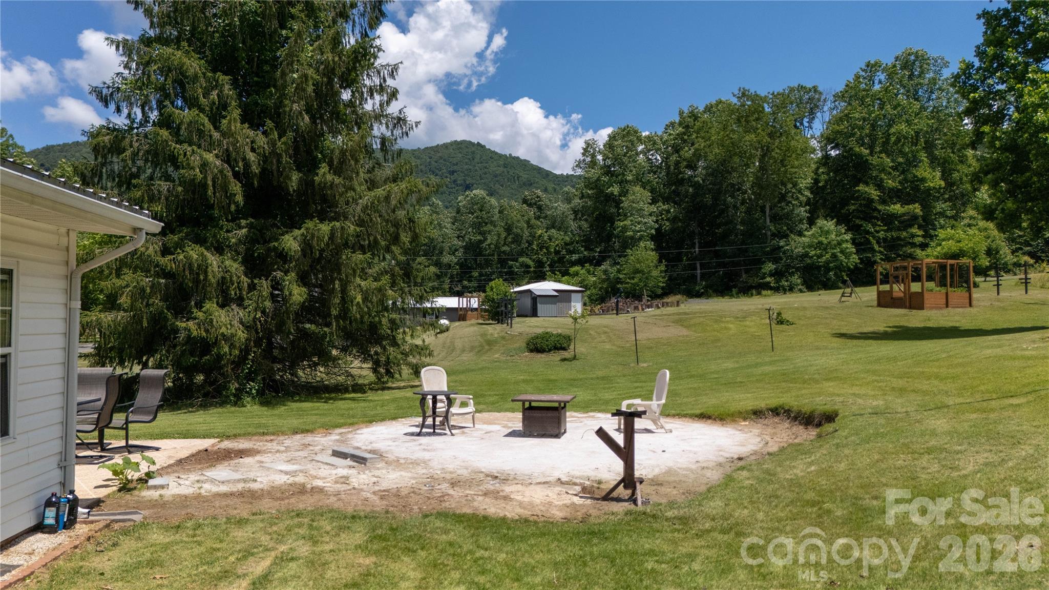 1424 Bear Creek Road — Bakersville