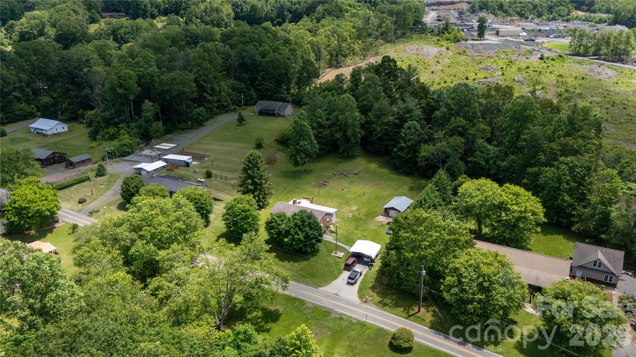 1424 Bear Creek Road — Bakersville