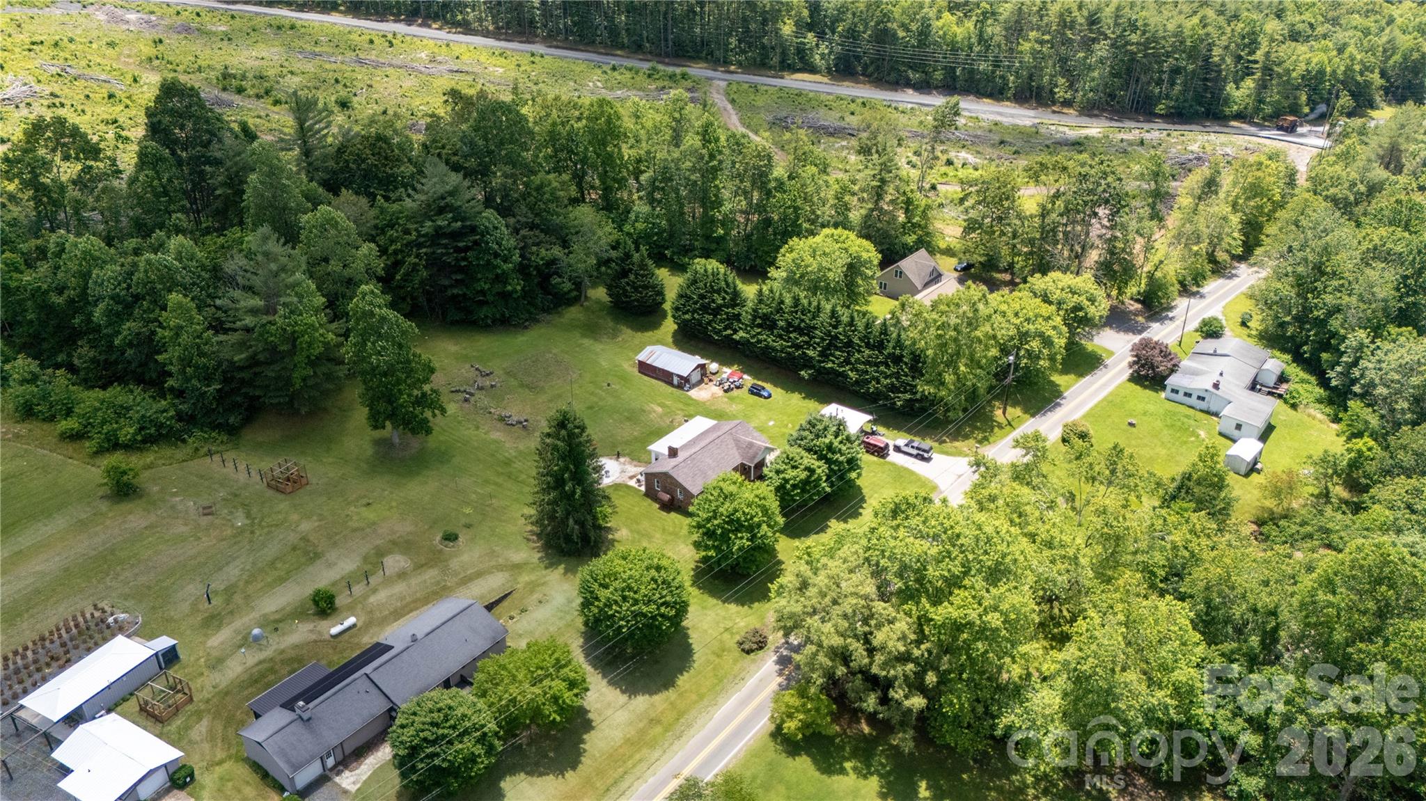 1424 Bear Creek Road — Bakersville