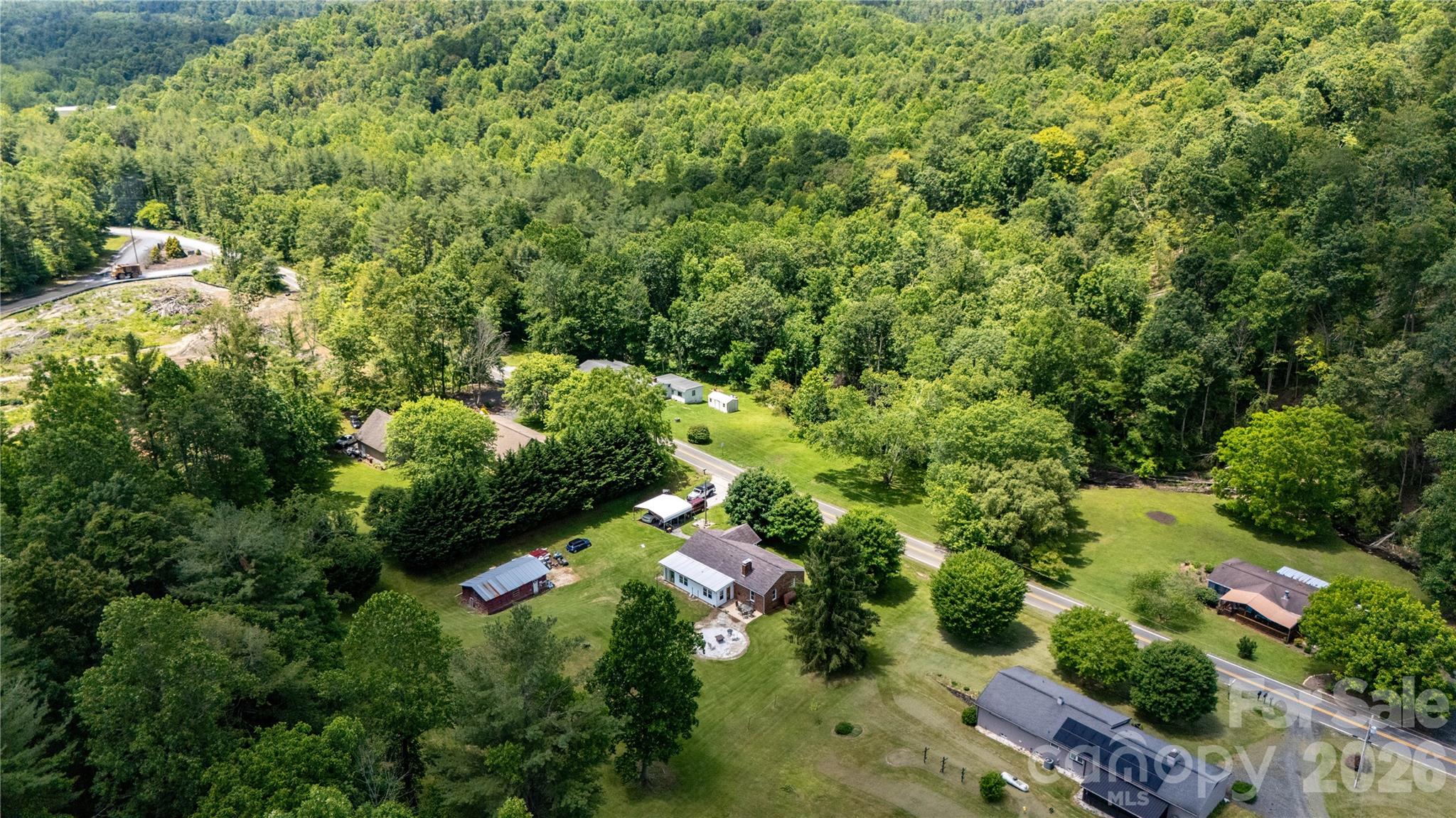 1424 Bear Creek Road — Bakersville