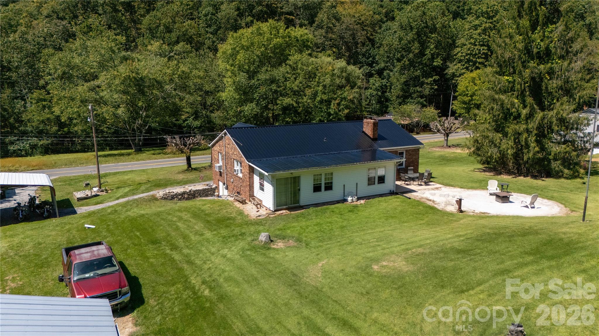 1424 Bear Creek Road — Bakersville