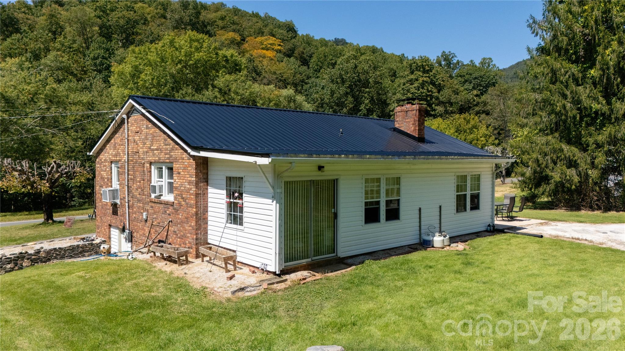 1424 Bear Creek Road — Bakersville