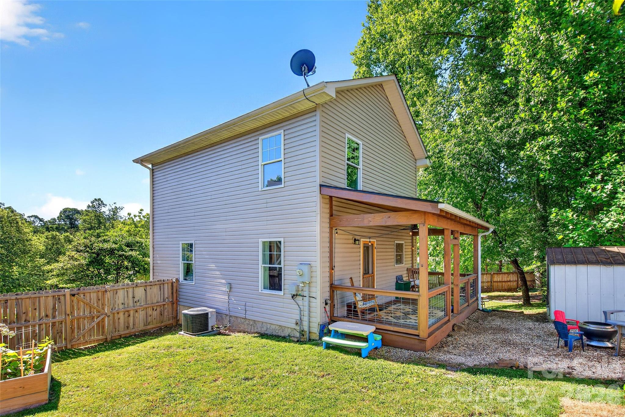 12 Jubilee Circle — Black Mountain
