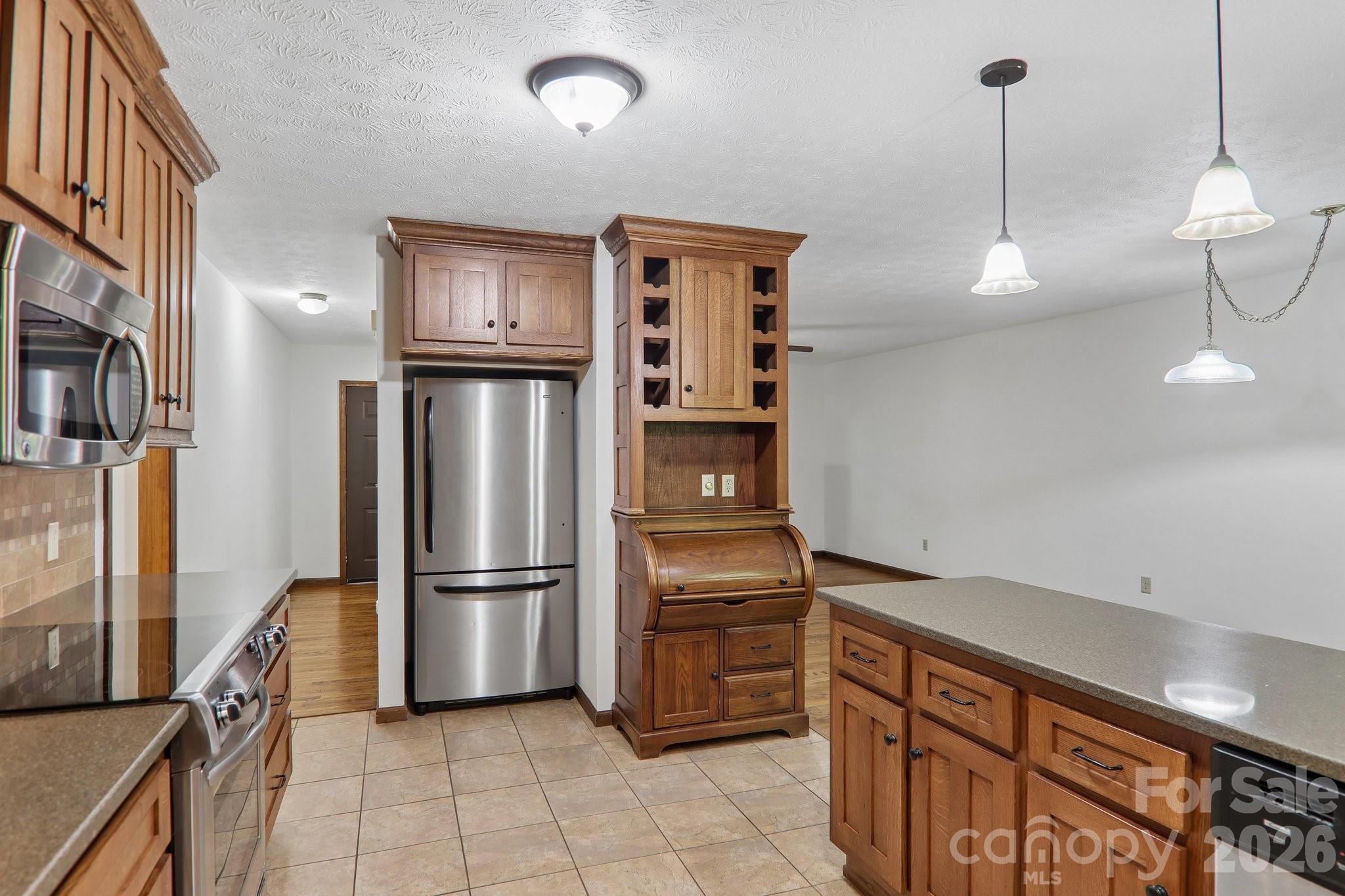 1952 Davis Mountain Road — Hendersonville