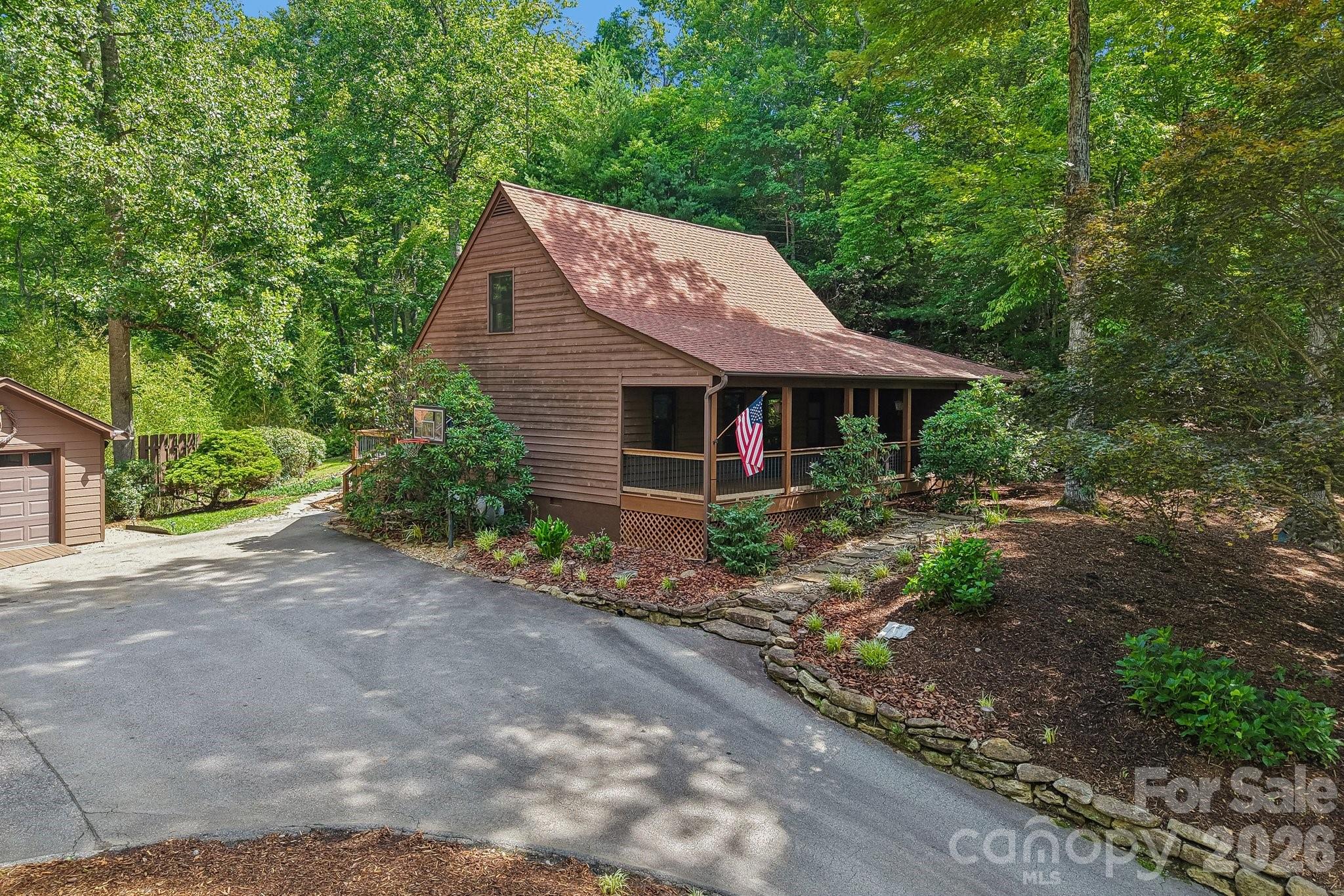 1952 Davis Mountain Road — Hendersonville