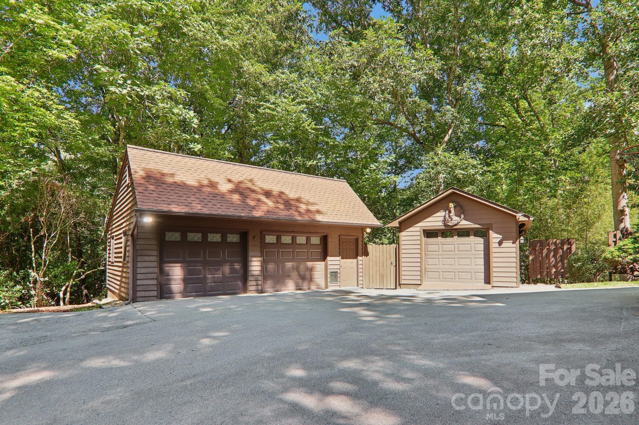 1952 Davis Mountain Road — Hendersonville