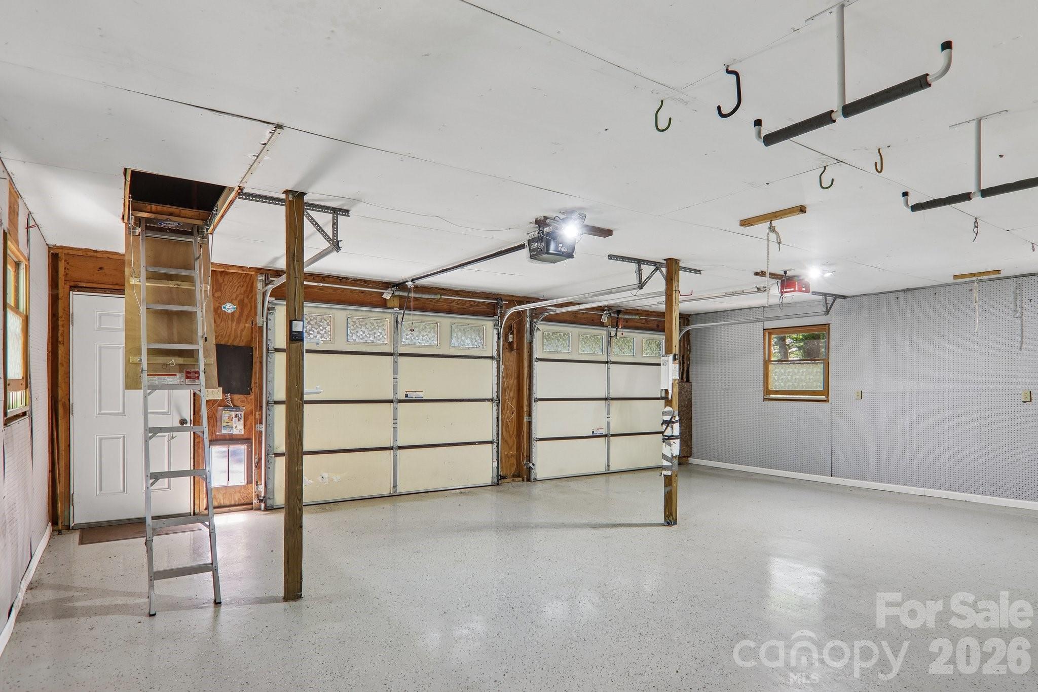 1952 Davis Mountain Road — Hendersonville