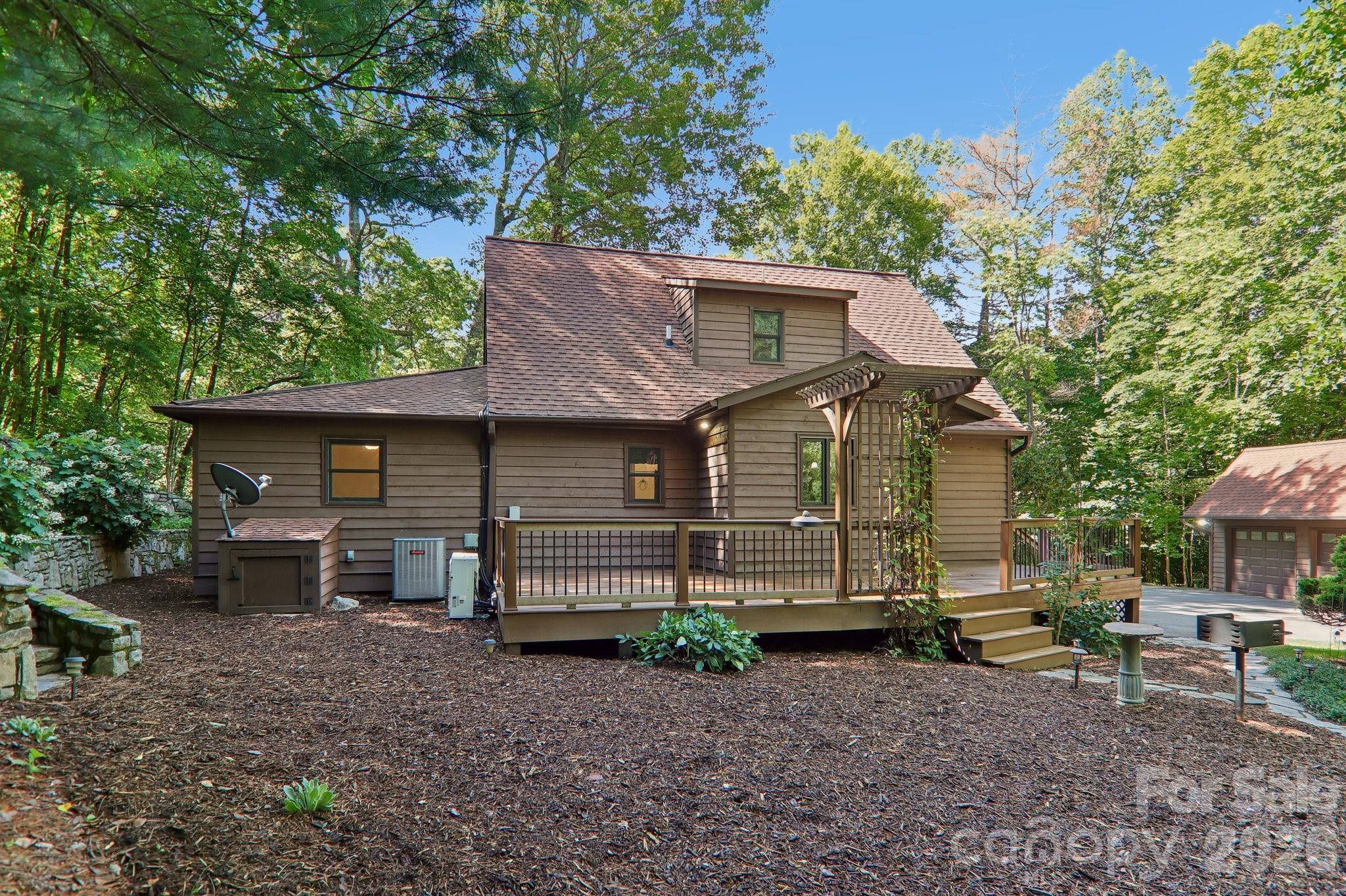 1952 Davis Mountain Road — Hendersonville
