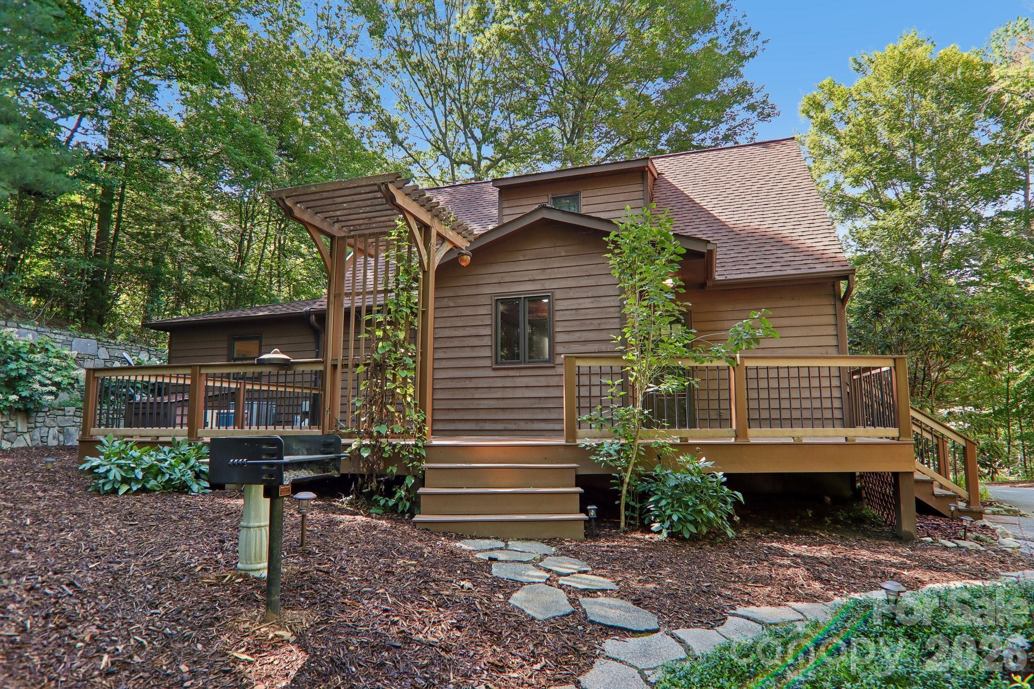 1952 Davis Mountain Road — Hendersonville