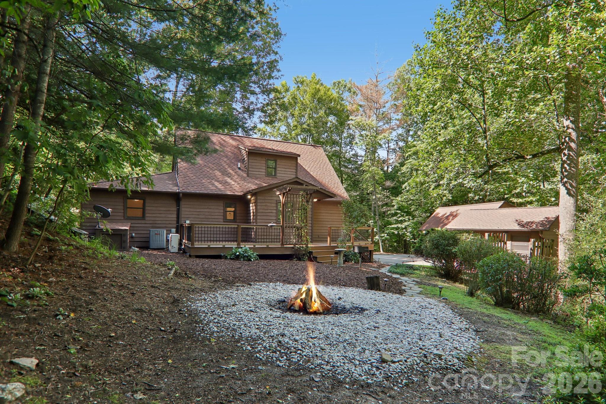 1952 Davis Mountain Road — Hendersonville