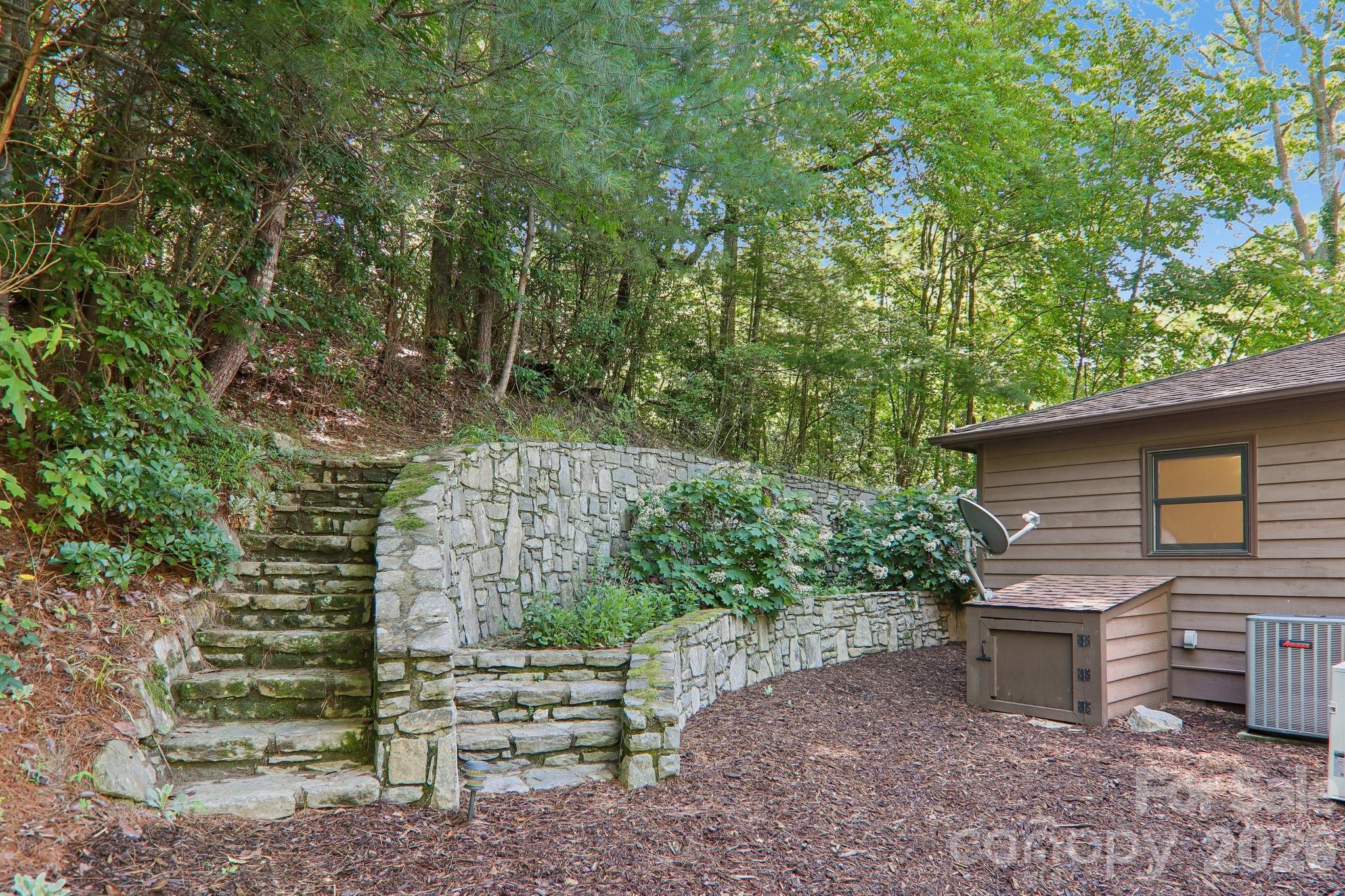 1952 Davis Mountain Road — Hendersonville