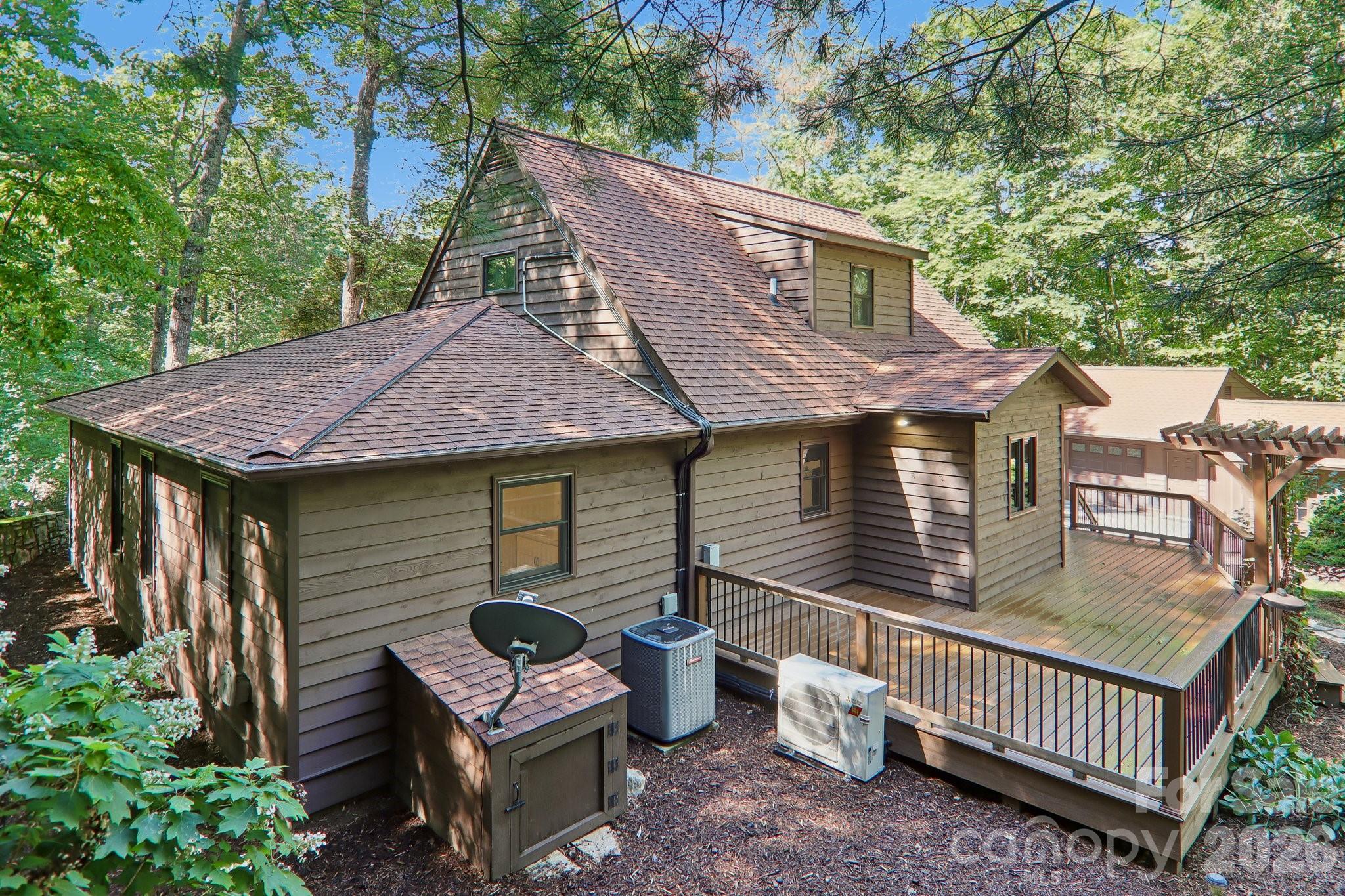 1952 Davis Mountain Road — Hendersonville