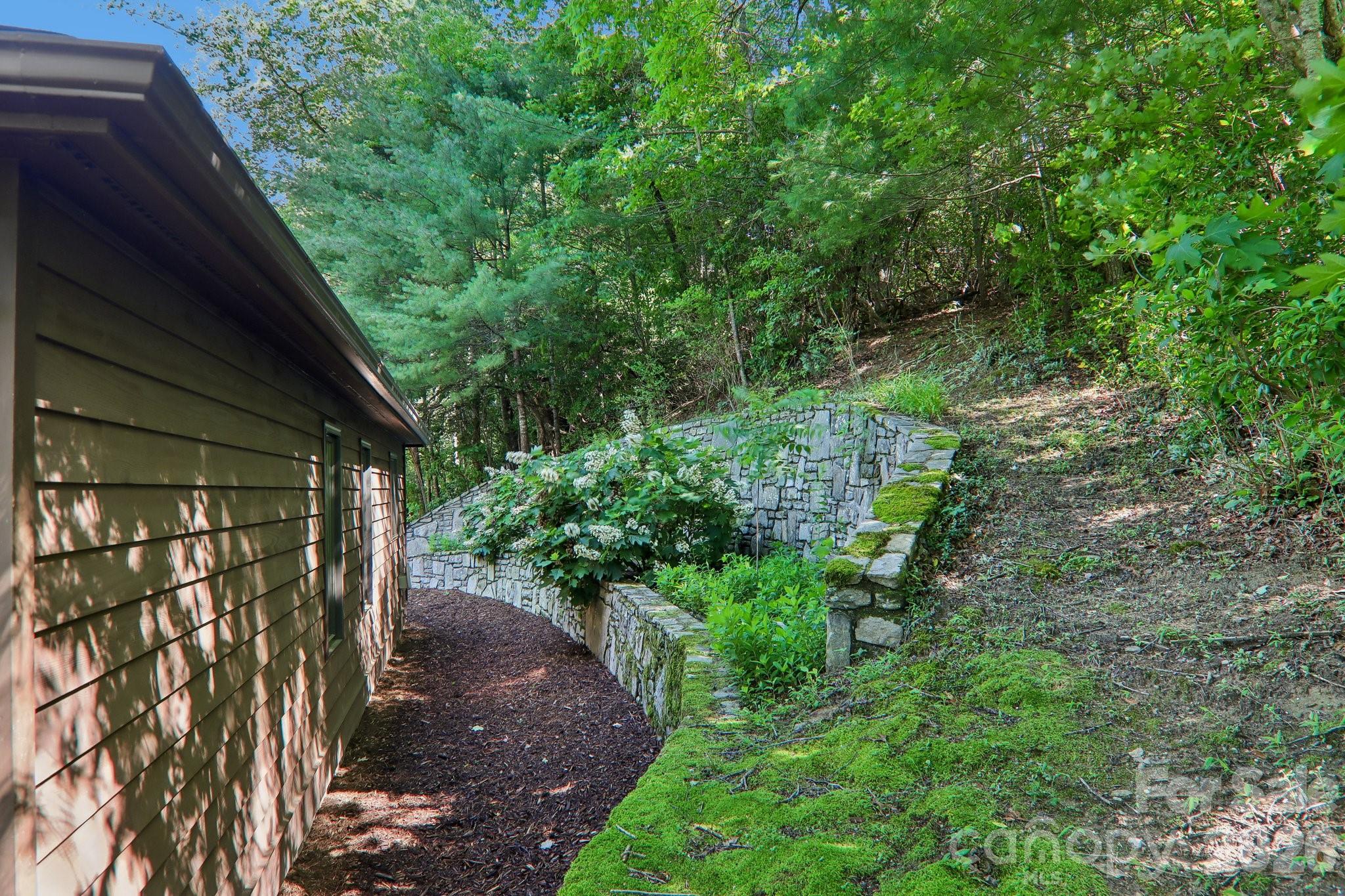 1952 Davis Mountain Road — Hendersonville