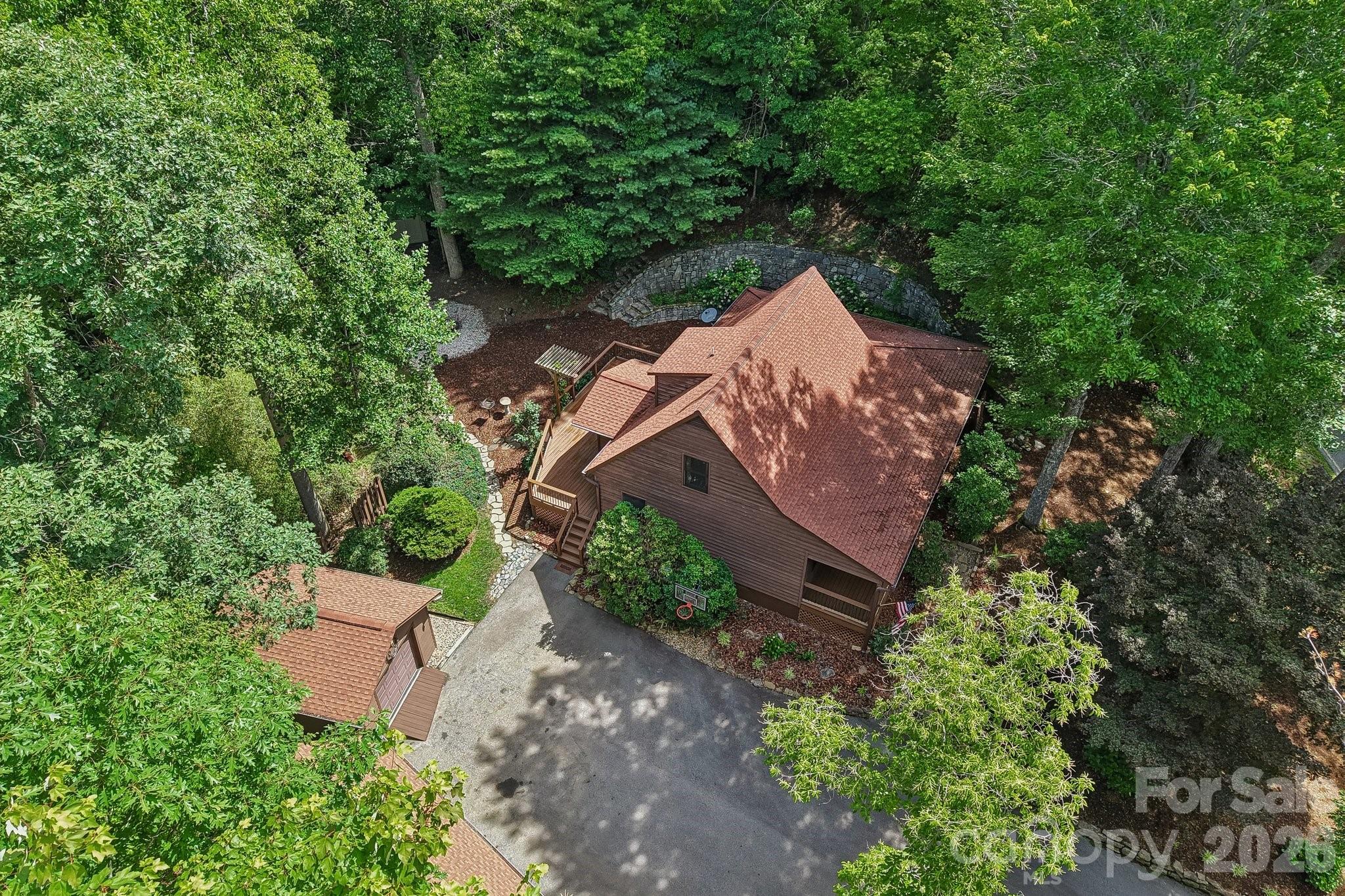 1952 Davis Mountain Road — Hendersonville