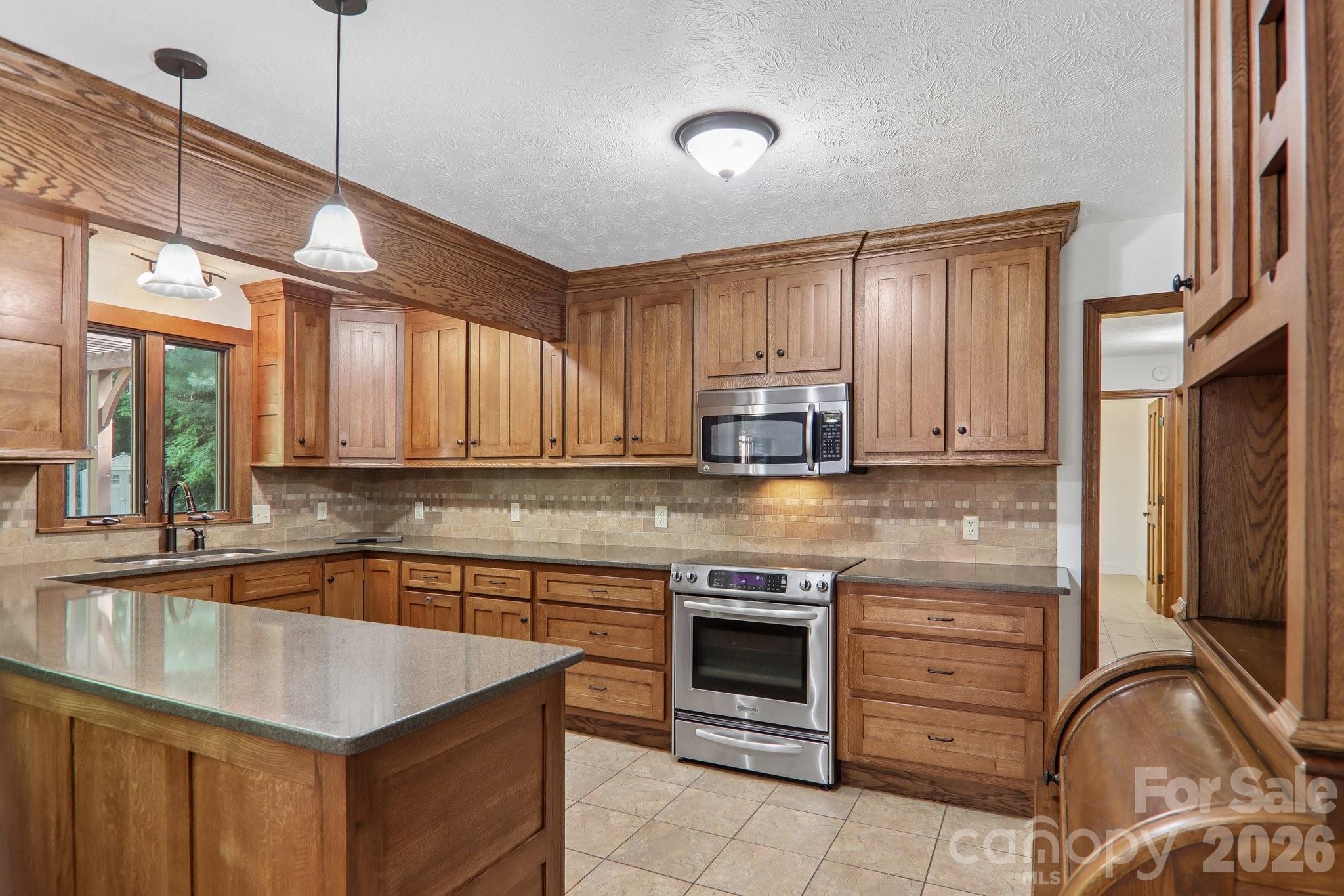 1952 Davis Mountain Road — Hendersonville