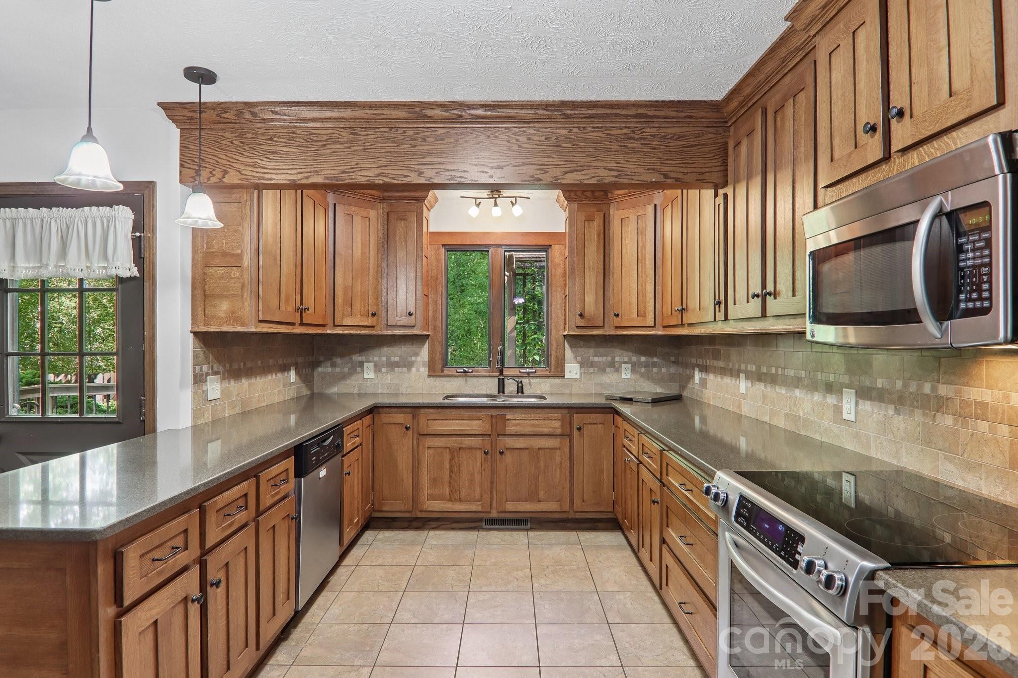 1952 Davis Mountain Road — Hendersonville