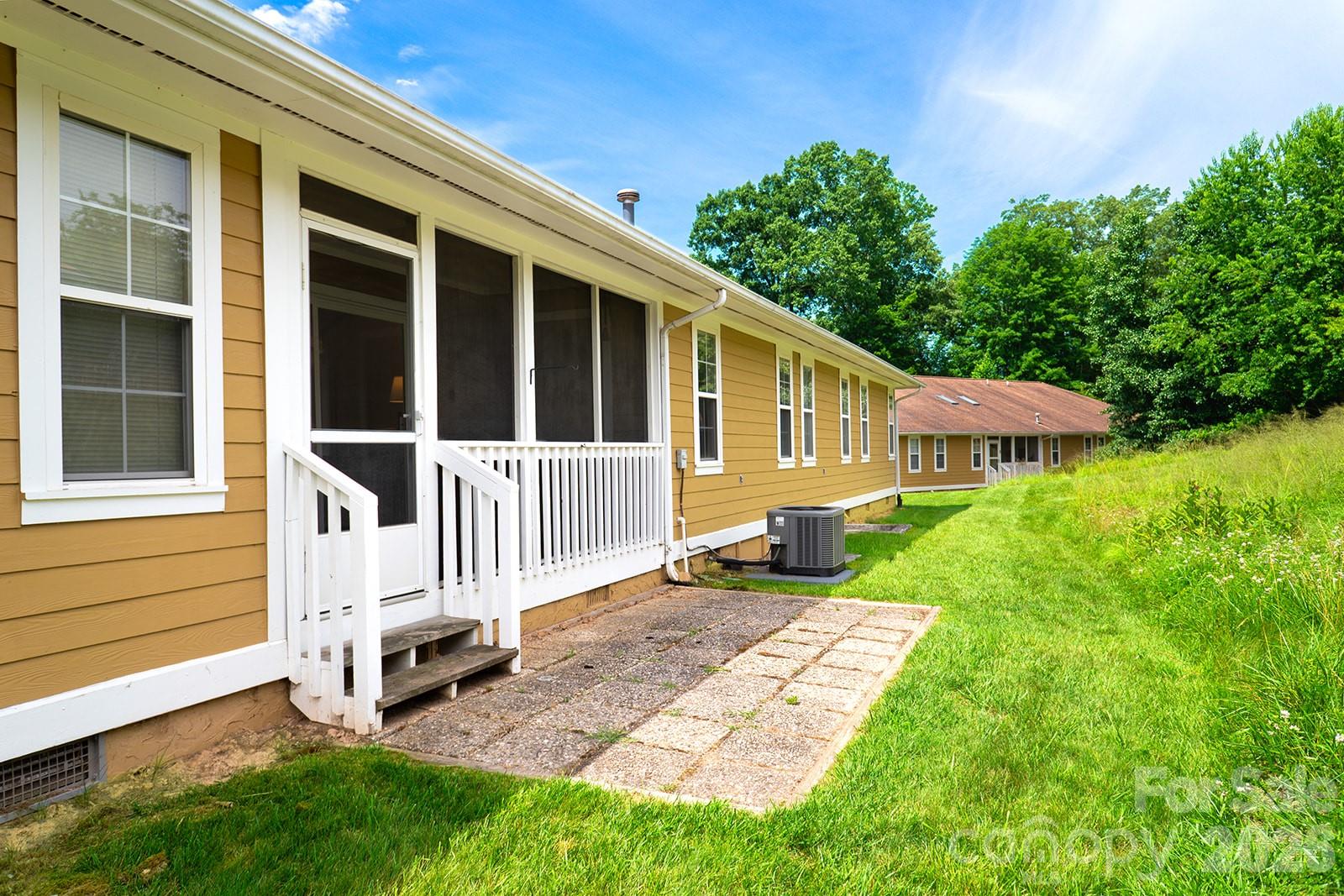 102 Rough Point Court — Asheville