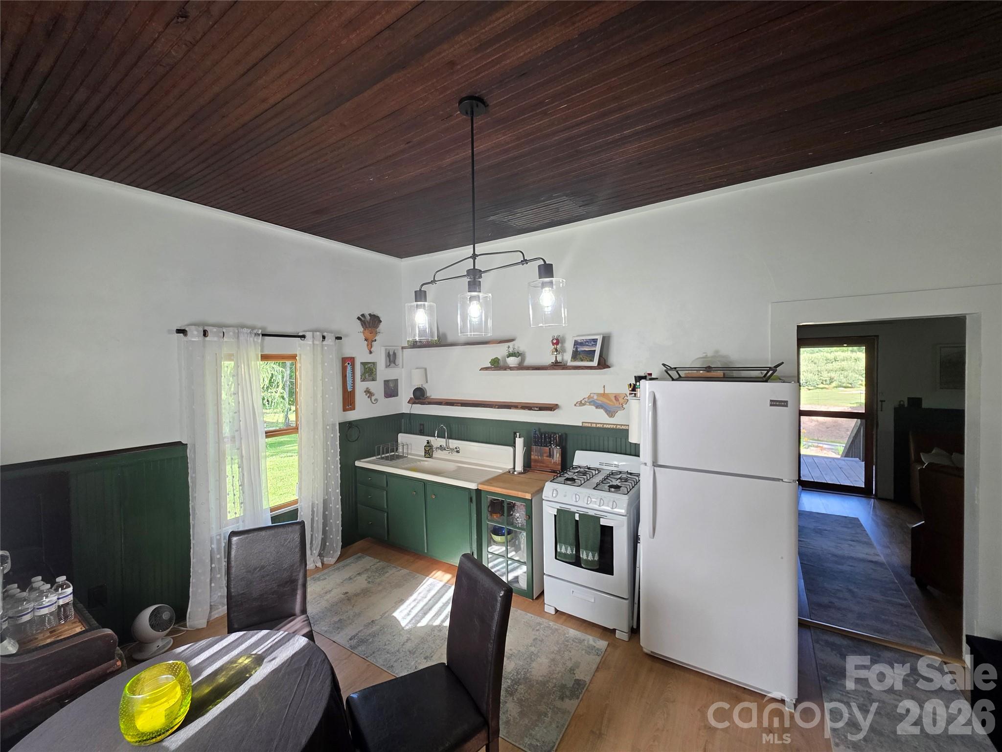 38 Lloyd Barnwell Road — Hendersonville
