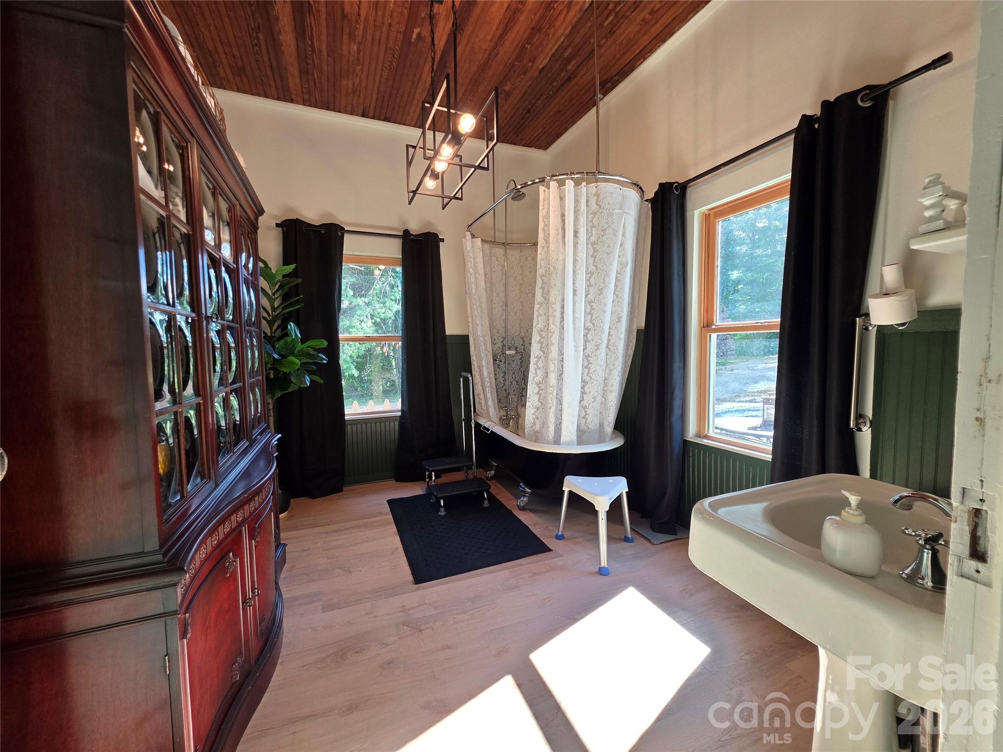 38 Lloyd Barnwell Road — Hendersonville