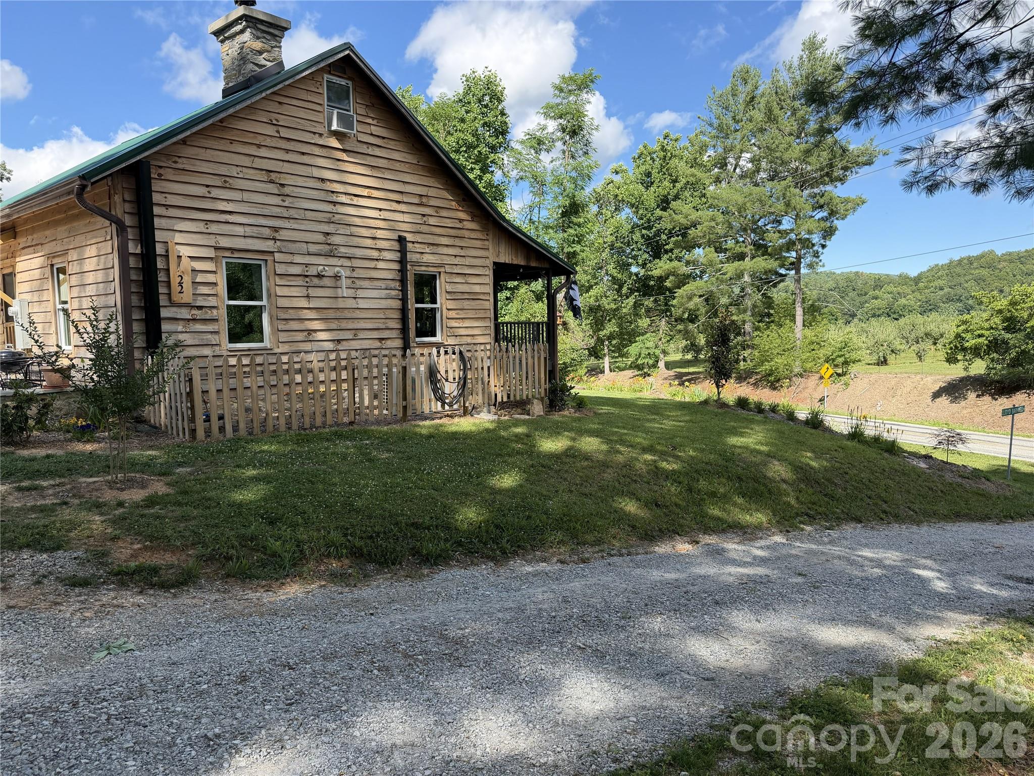 38 Lloyd Barnwell Road — Hendersonville