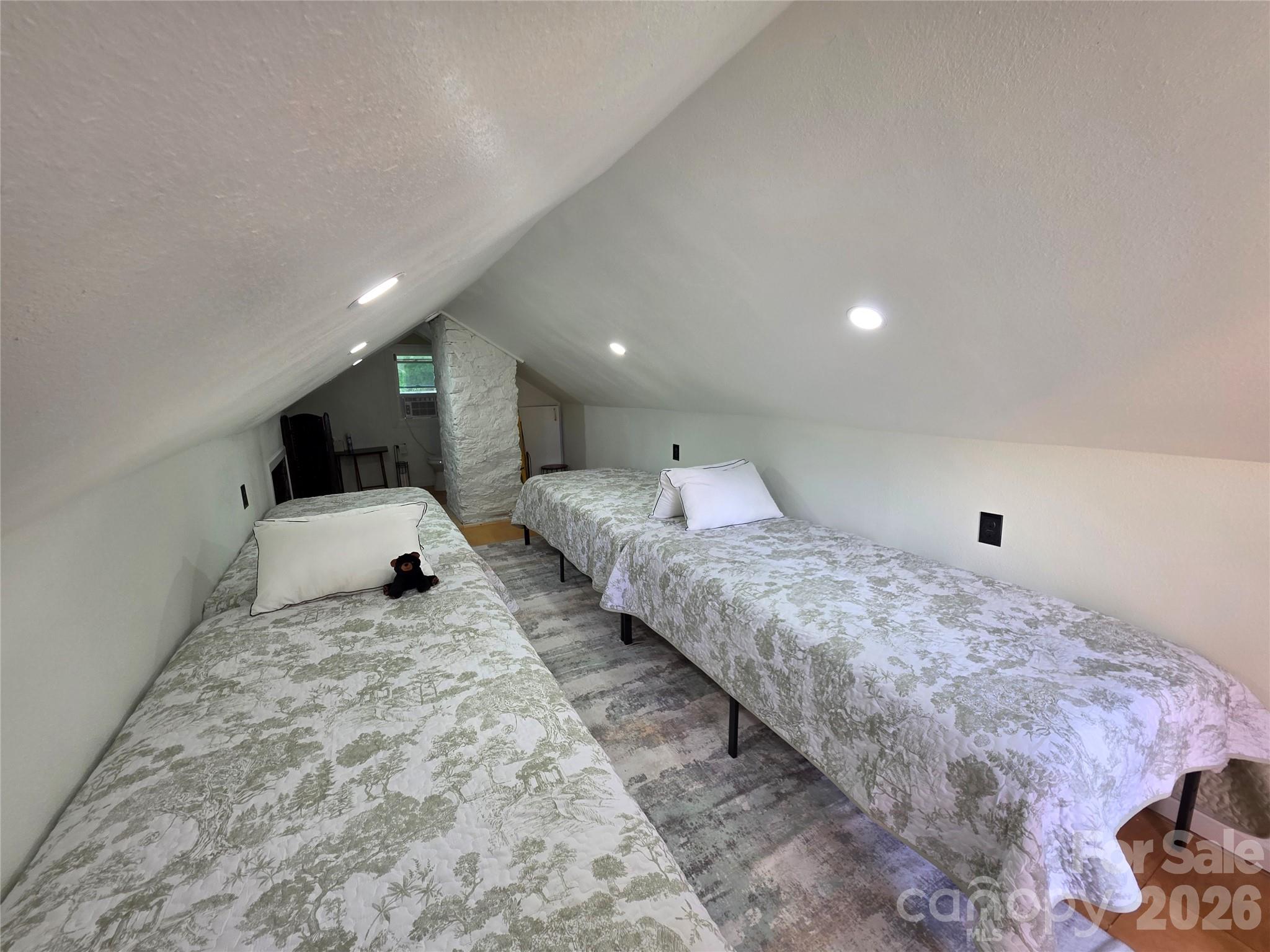 38 Lloyd Barnwell Road — Hendersonville