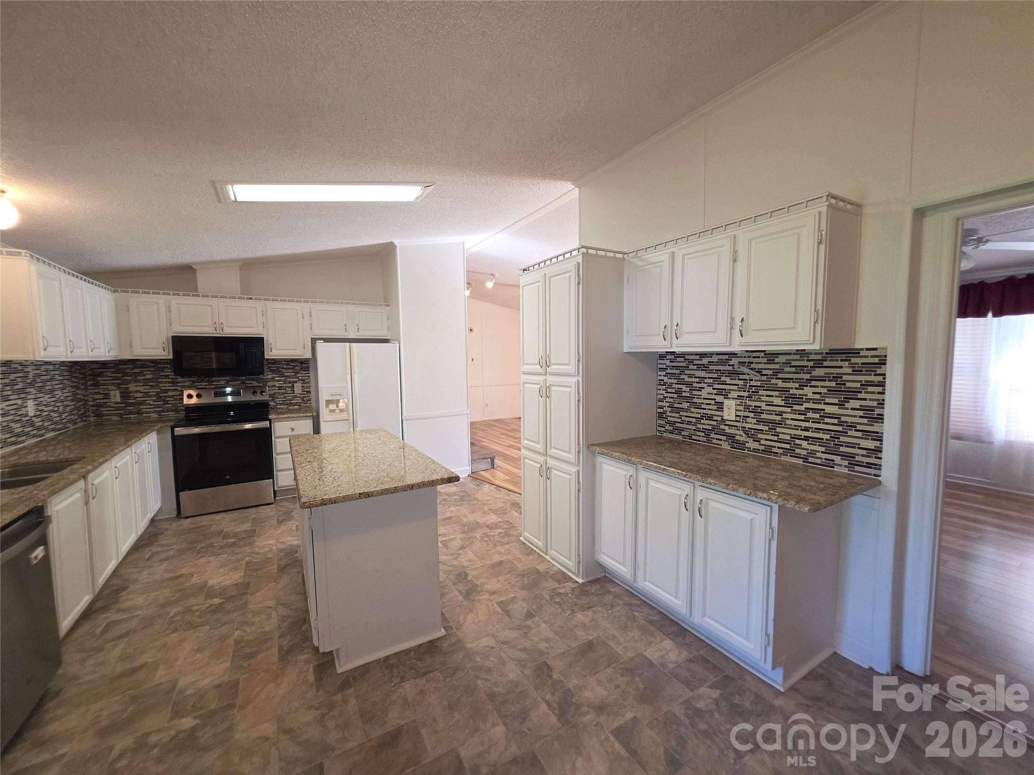1395 Cape Hickory Road — Hickory