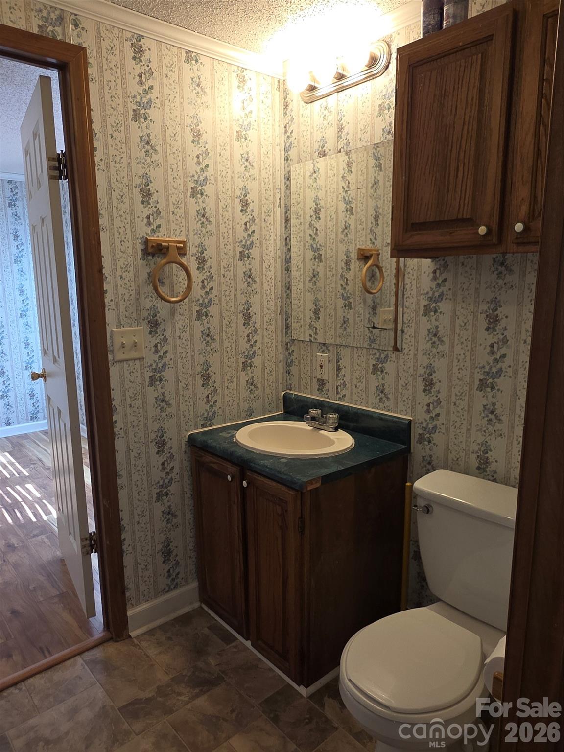 1395 Cape Hickory Road — Hickory