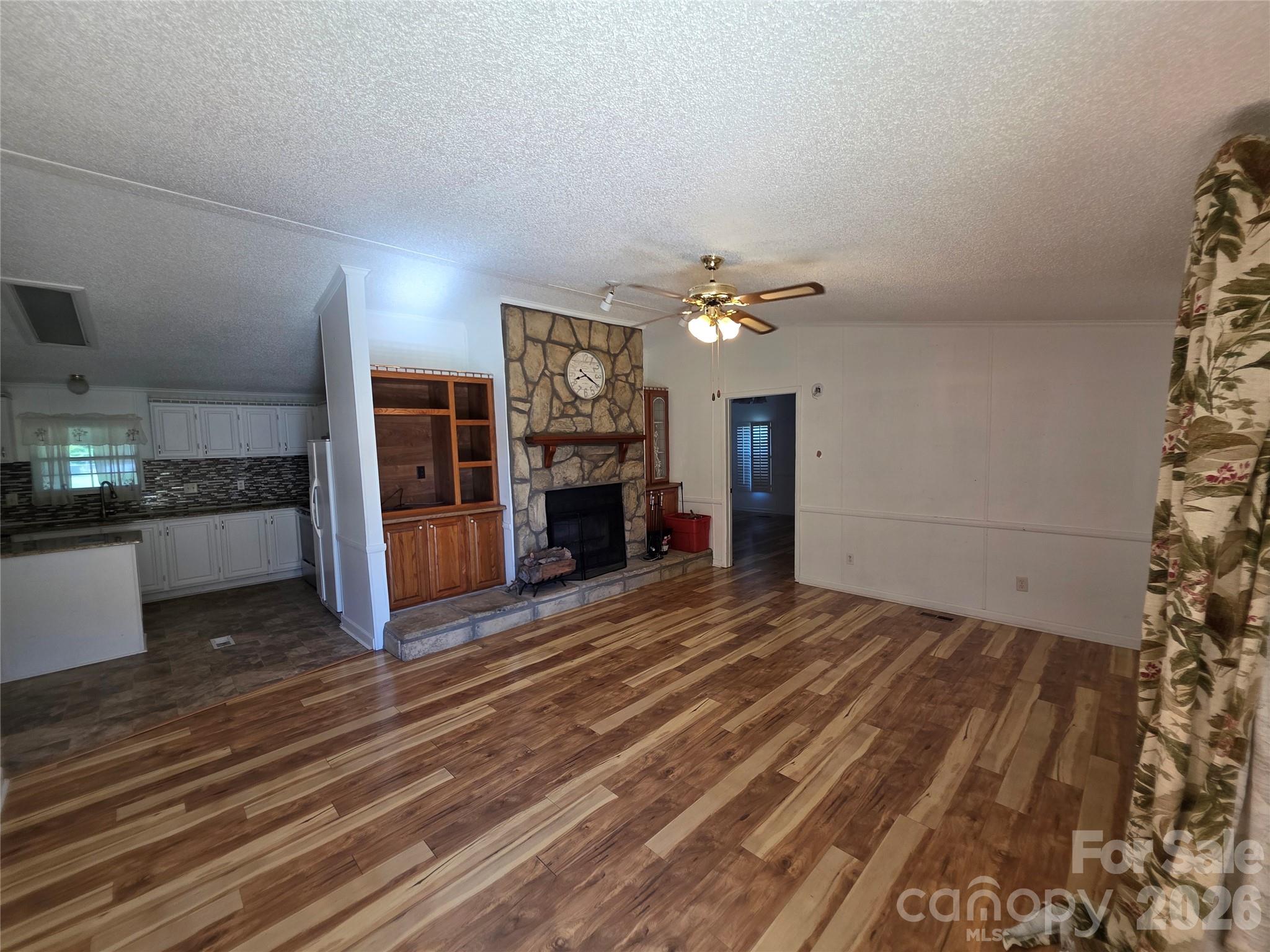 1395 Cape Hickory Road — Hickory
