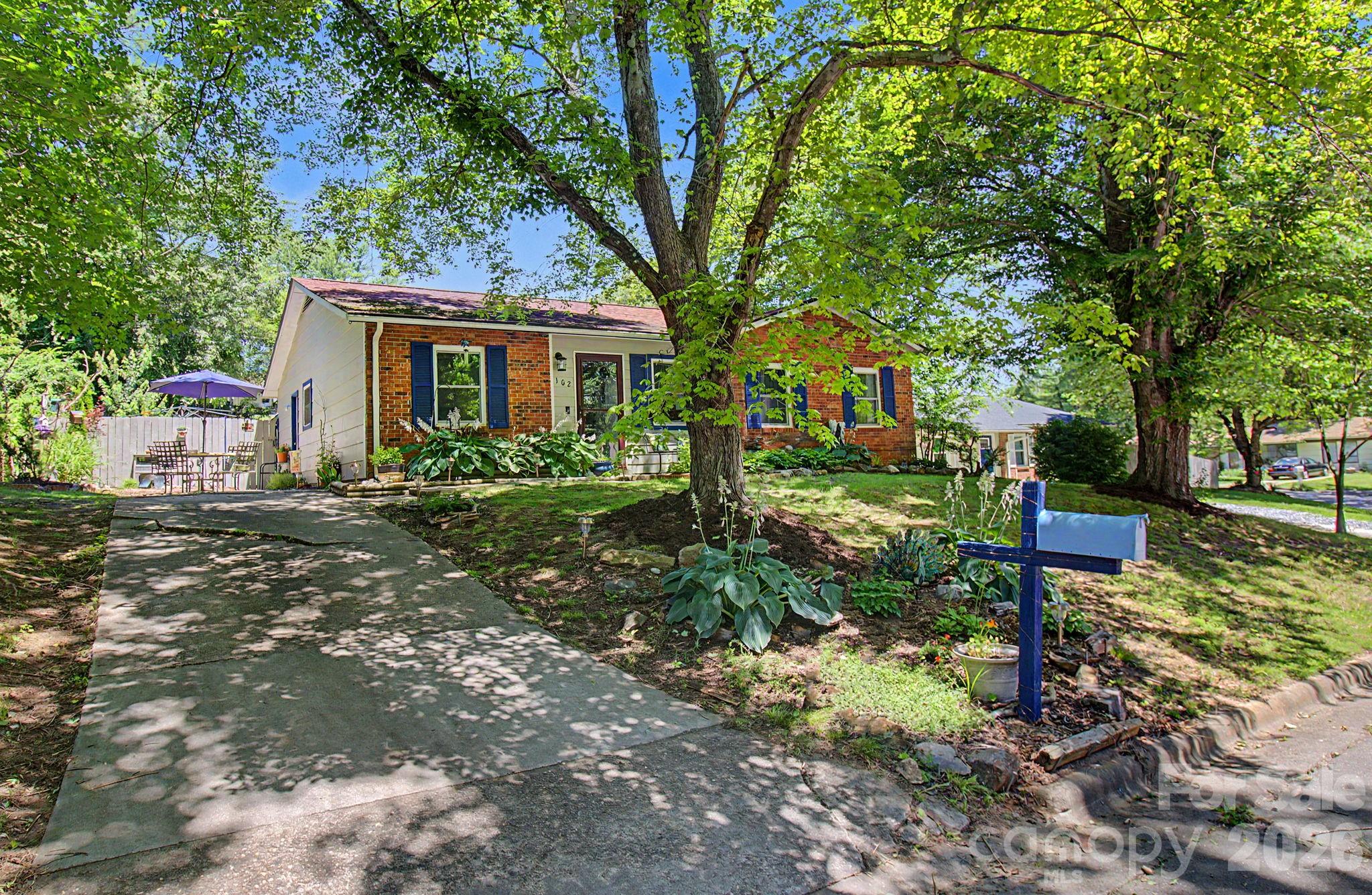 102 Wicklow Drive — Asheville