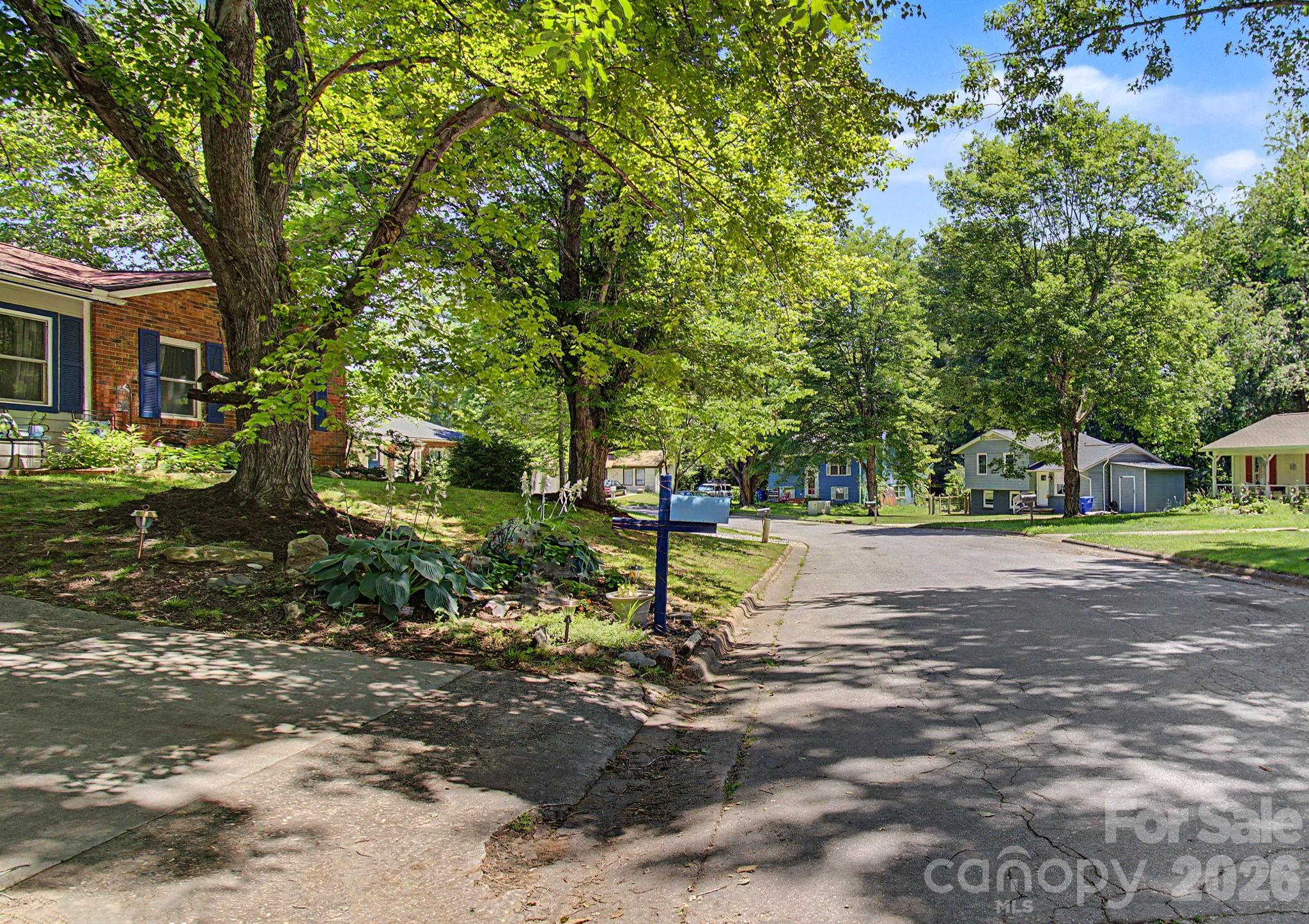 102 Wicklow Drive — Asheville