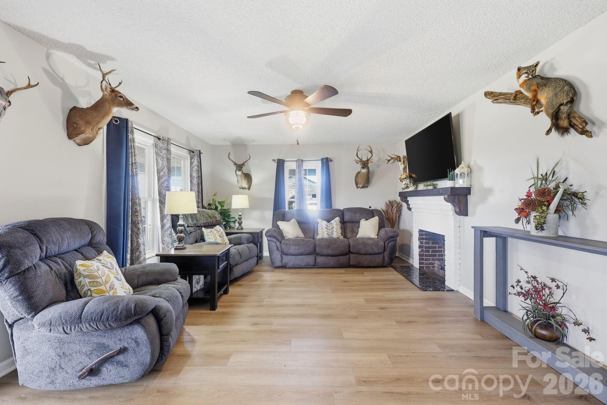 3885 Richfield Road — Richfield