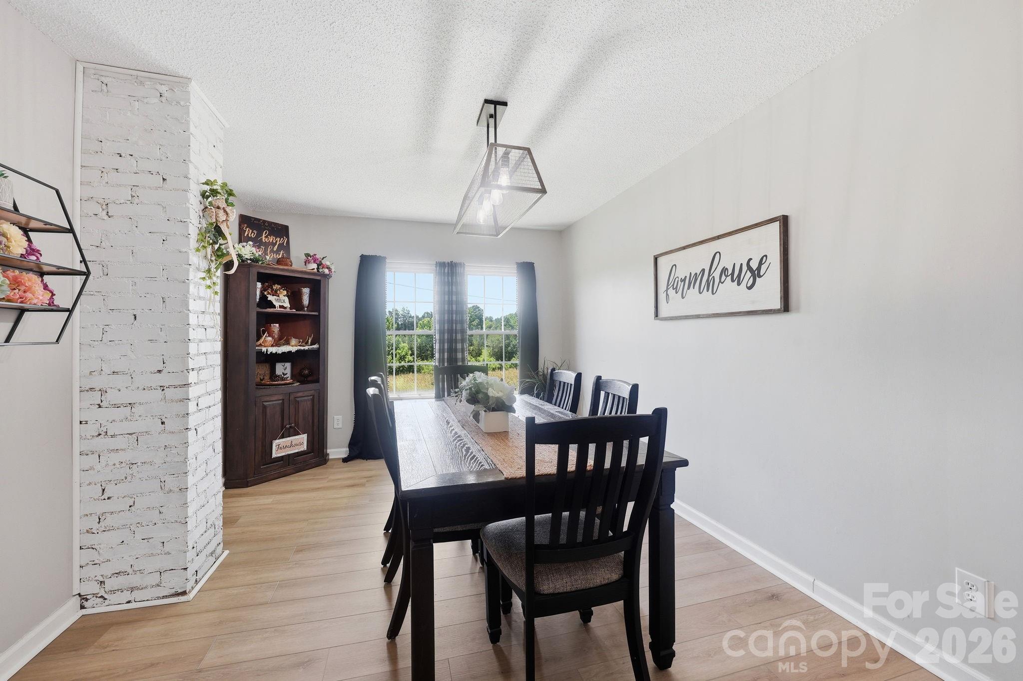 3885 Richfield Road — Richfield