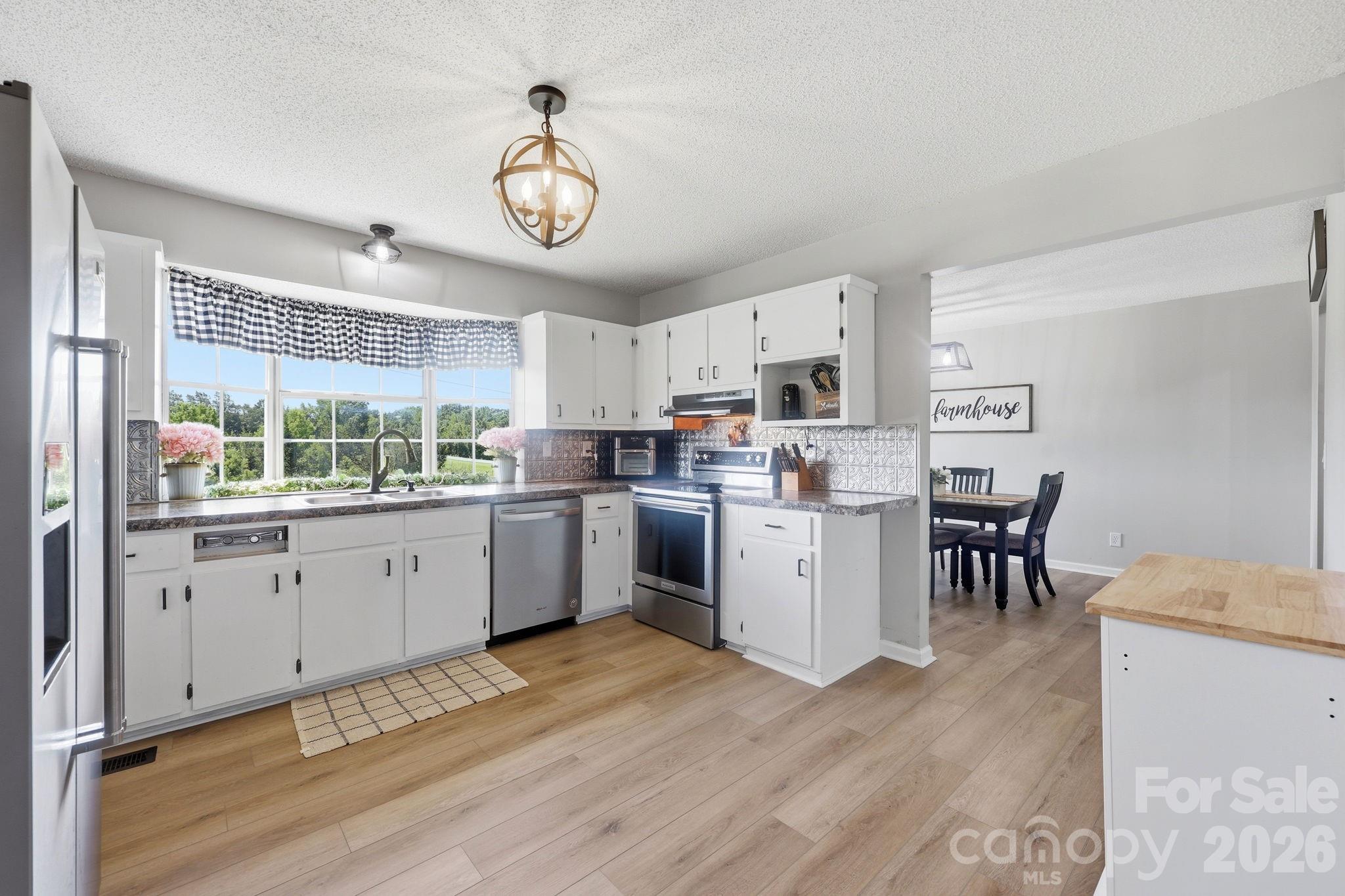 3885 Richfield Road — Richfield