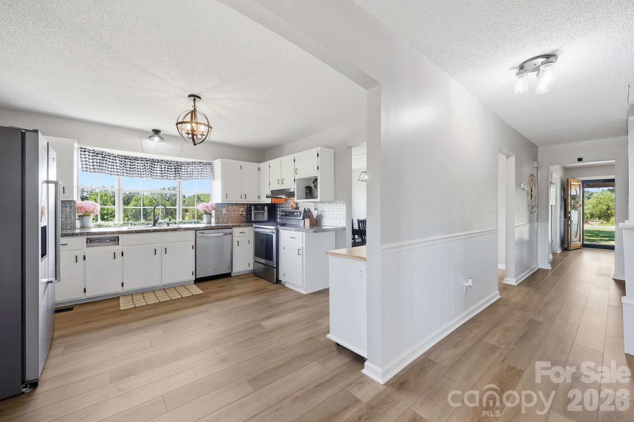 3885 Richfield Road — Richfield
