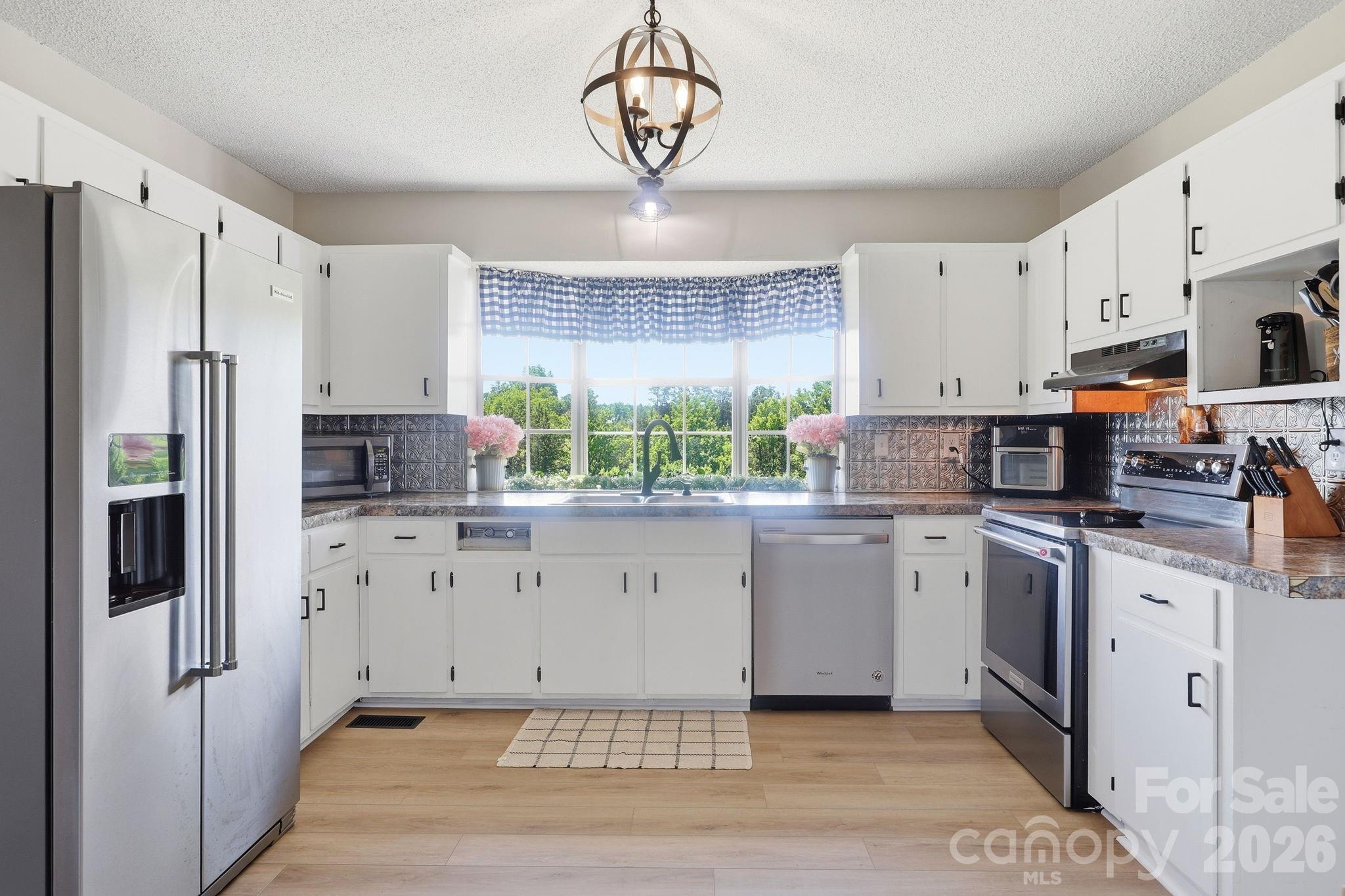3885 Richfield Road — Richfield