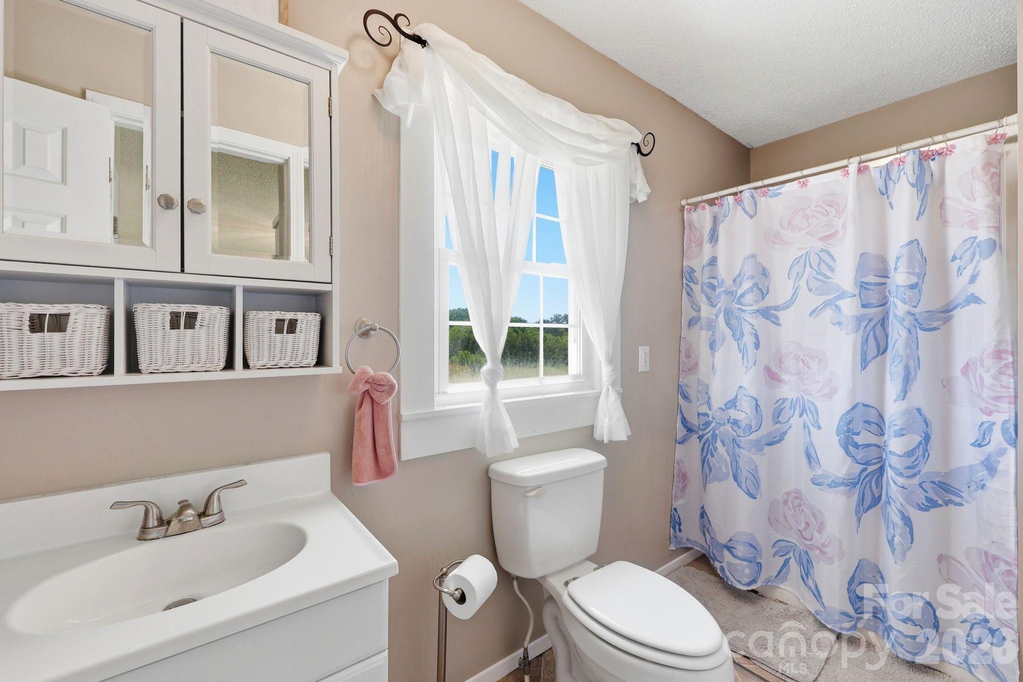 3885 Richfield Road — Richfield