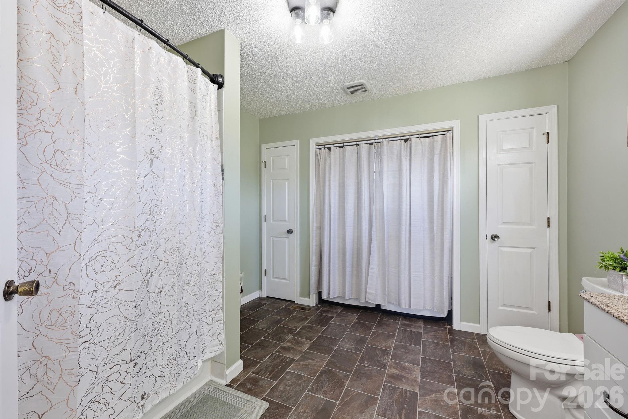 3885 Richfield Road — Richfield