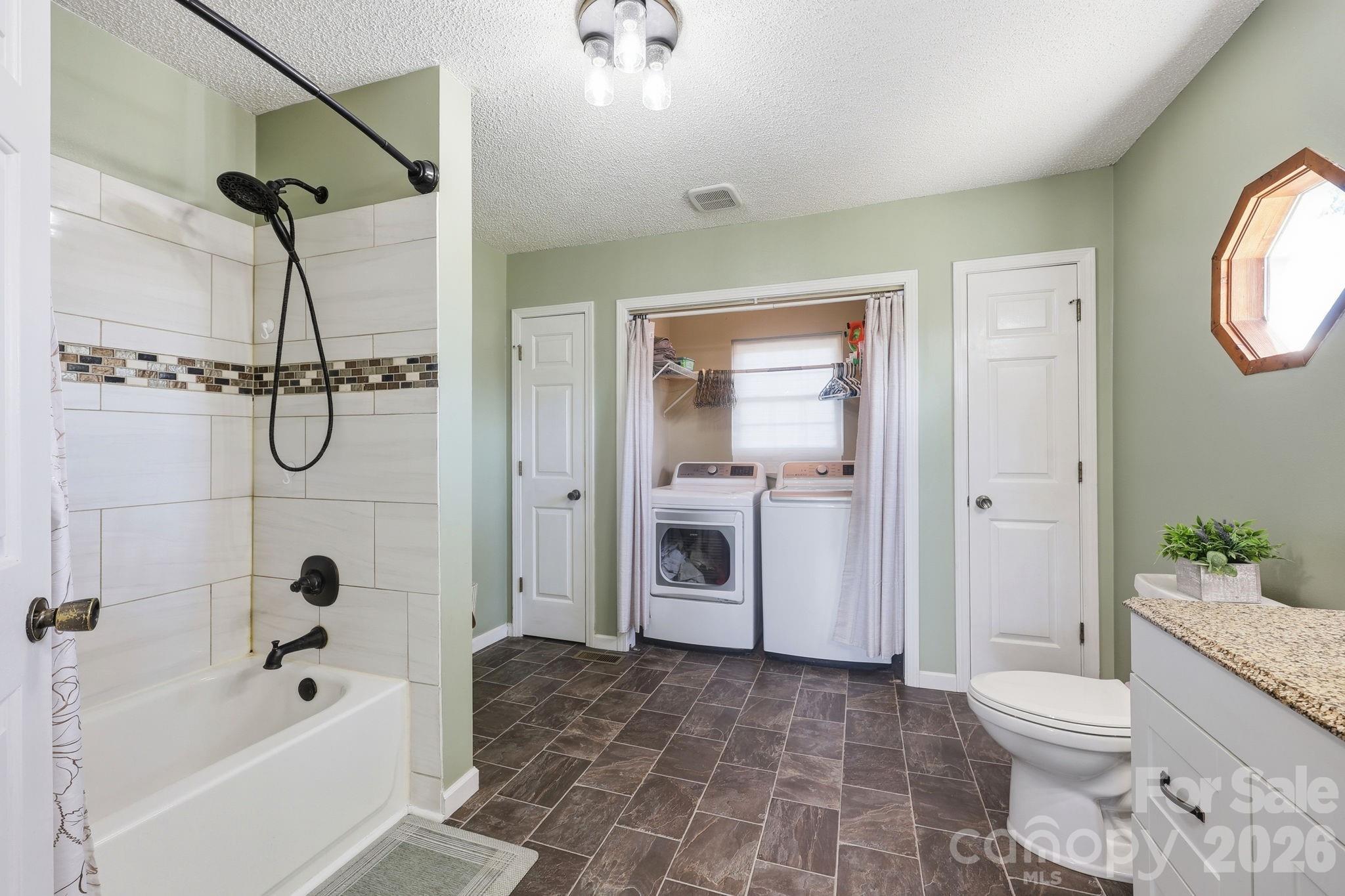 3885 Richfield Road — Richfield